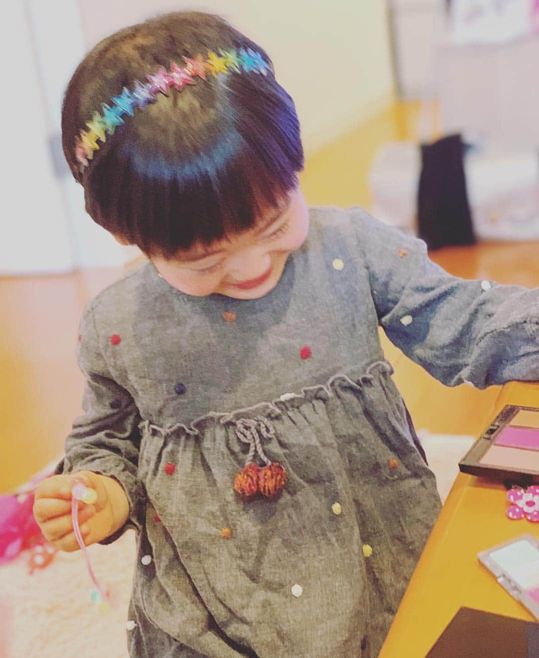 あびる優さんのインスタグラム写真 - (あびる優Instagram)「よつ葉😘🍀3歳11ヶ月😊 4歳まで残り1ヶ月かぁ。。早いなぁ🥺 表情豊かな娘の爆発的な笑顔が大好き😂💕 自分より年下の子供や動物や植物やぬいぐるみ達へのお世話好きで乙女チックなところも、活発で機敏でボーイッシュなところも、喜怒哀楽がはっきりしてるところも、怒ると「よっちゃんもうママとねんねしてあげないからね😡」って、言い返してくる事も😑💦私にとっては全てが愛おしい😍👏 身長ものびて（多分93センチくらい🤔）体重はもうすぐ14キロ😋 ツボるとマンガみたいに床に倒れ込んでまで爆笑する幸せな娘。笑 これからも成長が楽しみです☺️❣️#family#daughter#clover#love#cute#smile#bigsmile#happy#funny#iloveyou#thankyou#家族#娘#愛娘#四葉のクローバー#愛しい#かわいい#癒し#大切#大好き#笑顔#爆笑#3歳11ヶ月#成長#愛してる#大好き」4月5日 8時48分 - yuabiru74