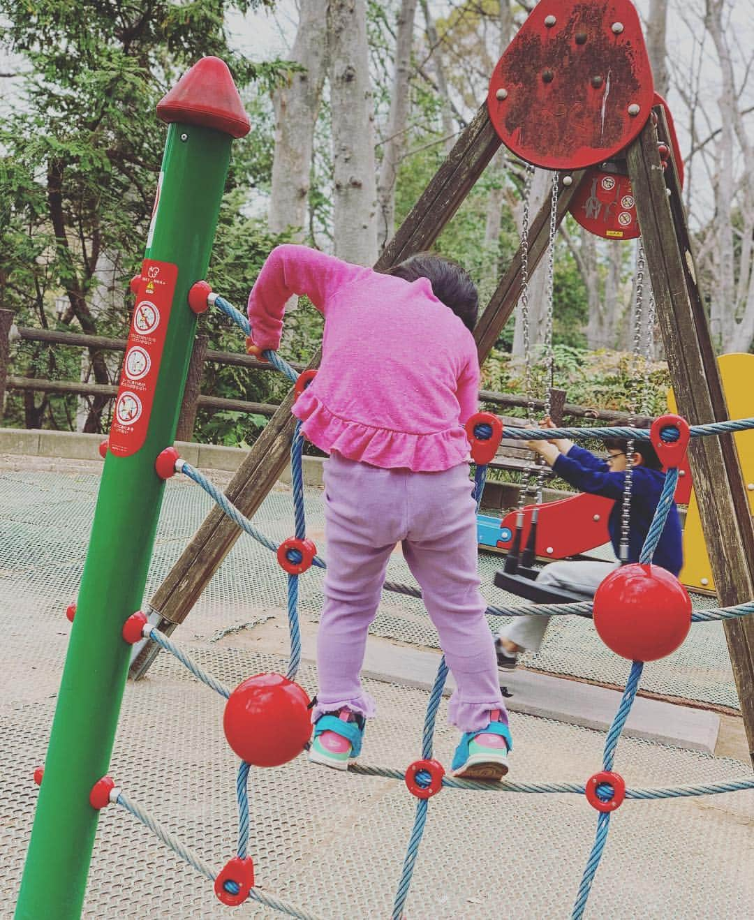 あびる優さんのインスタグラム写真 - (あびる優Instagram)「よつ葉😘🍀3歳11ヶ月😊 4歳まで残り1ヶ月かぁ。。早いなぁ🥺 表情豊かな娘の爆発的な笑顔が大好き😂💕 自分より年下の子供や動物や植物やぬいぐるみ達へのお世話好きで乙女チックなところも、活発で機敏でボーイッシュなところも、喜怒哀楽がはっきりしてるところも、怒ると「よっちゃんもうママとねんねしてあげないからね😡」って、言い返してくる事も😑💦私にとっては全てが愛おしい😍👏 身長ものびて（多分93センチくらい🤔）体重はもうすぐ14キロ😋 ツボるとマンガみたいに床に倒れ込んでまで爆笑する幸せな娘。笑 これからも成長が楽しみです☺️❣️#family#daughter#clover#love#cute#smile#bigsmile#happy#funny#iloveyou#thankyou#家族#娘#愛娘#四葉のクローバー#愛しい#かわいい#癒し#大切#大好き#笑顔#爆笑#3歳11ヶ月#成長#愛してる#大好き」4月5日 8時48分 - yuabiru74