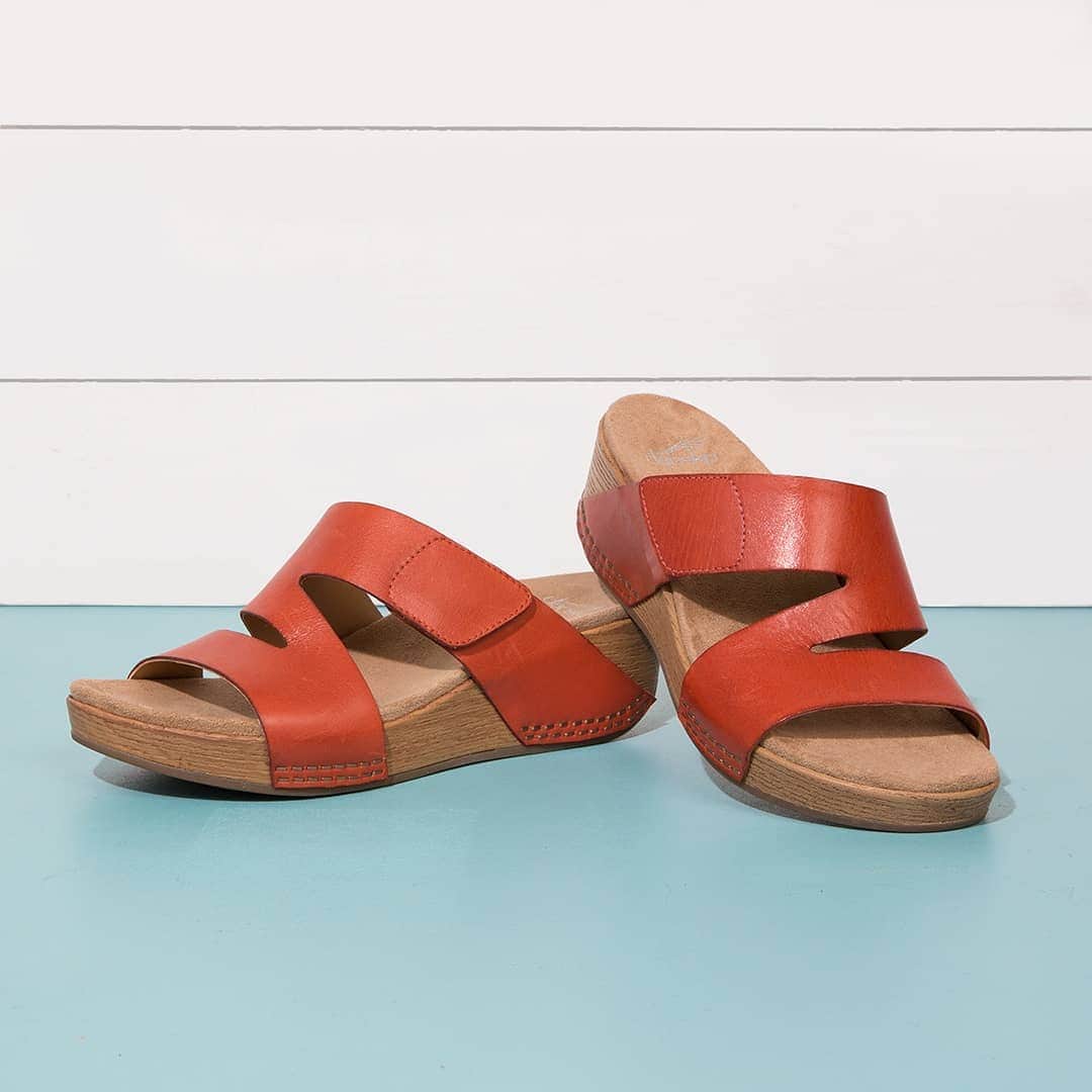 ダンスコのインスタグラム：「Wardrobe staple. Shop Lacee now at the link in the bio. . . . #dansko #danskos #danskostyle #justyourfavorites #instashoes #clogs #shoes #instalove #newshoes #shoelover #comfort #shoelove #instagood #newstyle #instalove #shop #onlineshop #onlineshopping #fashion #newarrivals #sandals #summer #spring」