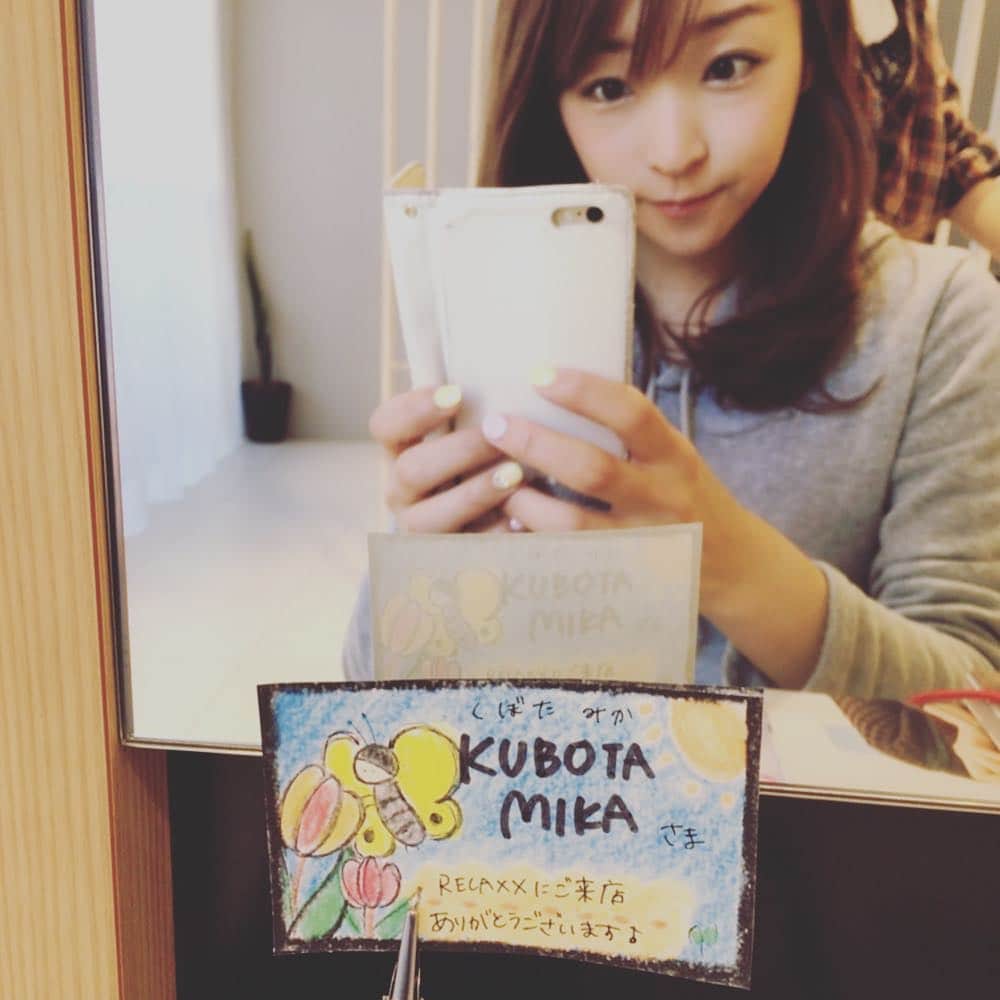 くぼたみかのインスタグラム：「いつもの表参道の美容室 @relaxx_hair_make さんの予約札が毎回可愛すぎるのです🥰今回は前髪だけゆるストレートかけてもらいました🤝✨近々湿気の多い所へ行くので対策バッチリ🥺いつもありがとうございます☺️🌸 #beauty #hair #haircut #美容 #美容院 #春 #ピンクとかにしてみたい」