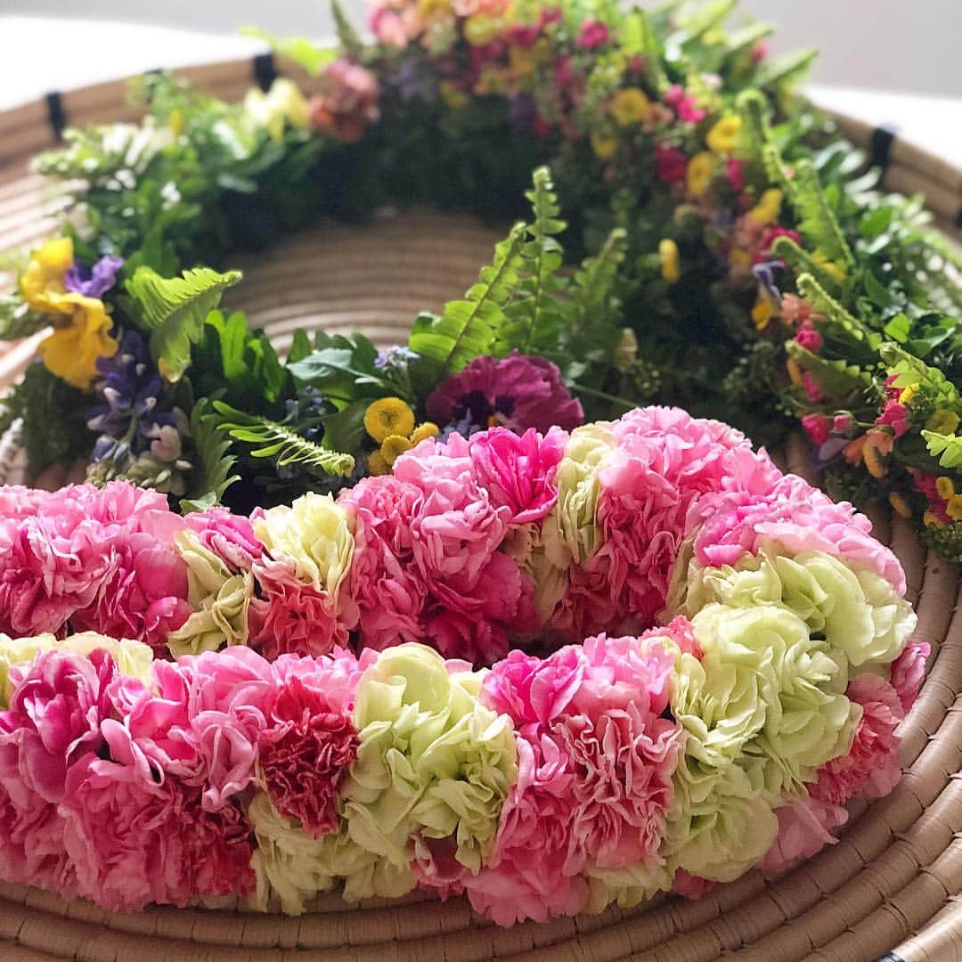 桐島かれんさんのインスタグラム写真 - (桐島かれんInstagram)「レイメイカーの大谷先生に教えてもらいながら編み上げたカーネーションのレイとパンジー、ビオラ、忘れな草など春の花を使った冠。 大谷先生との対談をブログにアップしました。 4月20日には、レイメイキングのワークショップも開催します！  http://loveoflife.jp/2019/03/852」4月5日 9時02分 - houseoflotuskaren