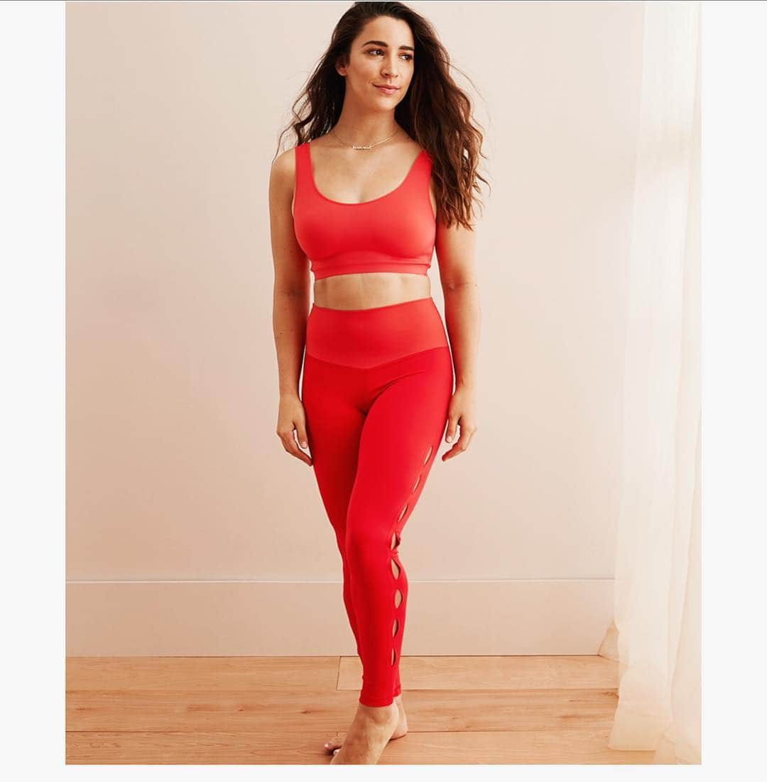 アリー・レイズマンさんのインスタグラム写真 - (アリー・レイズマンInstagram)「I always loved competing in the color red. Red makes me feel confident.  The back of the sports bra says “unapologetically me”. I am inspired by people who are unapologetically themselves. Are you? I hope this post is a reminder to be true to who you are and always remember you are good enough. All you can do is try your best, you’re not perfect. No one is ❤️ I encourage you to practice self compassion tonight and pick out things you love about yourself. Take a moment to appreciate how far you’ve come. #AerieXAlyRaisman」4月5日 9時00分 - alyraisman