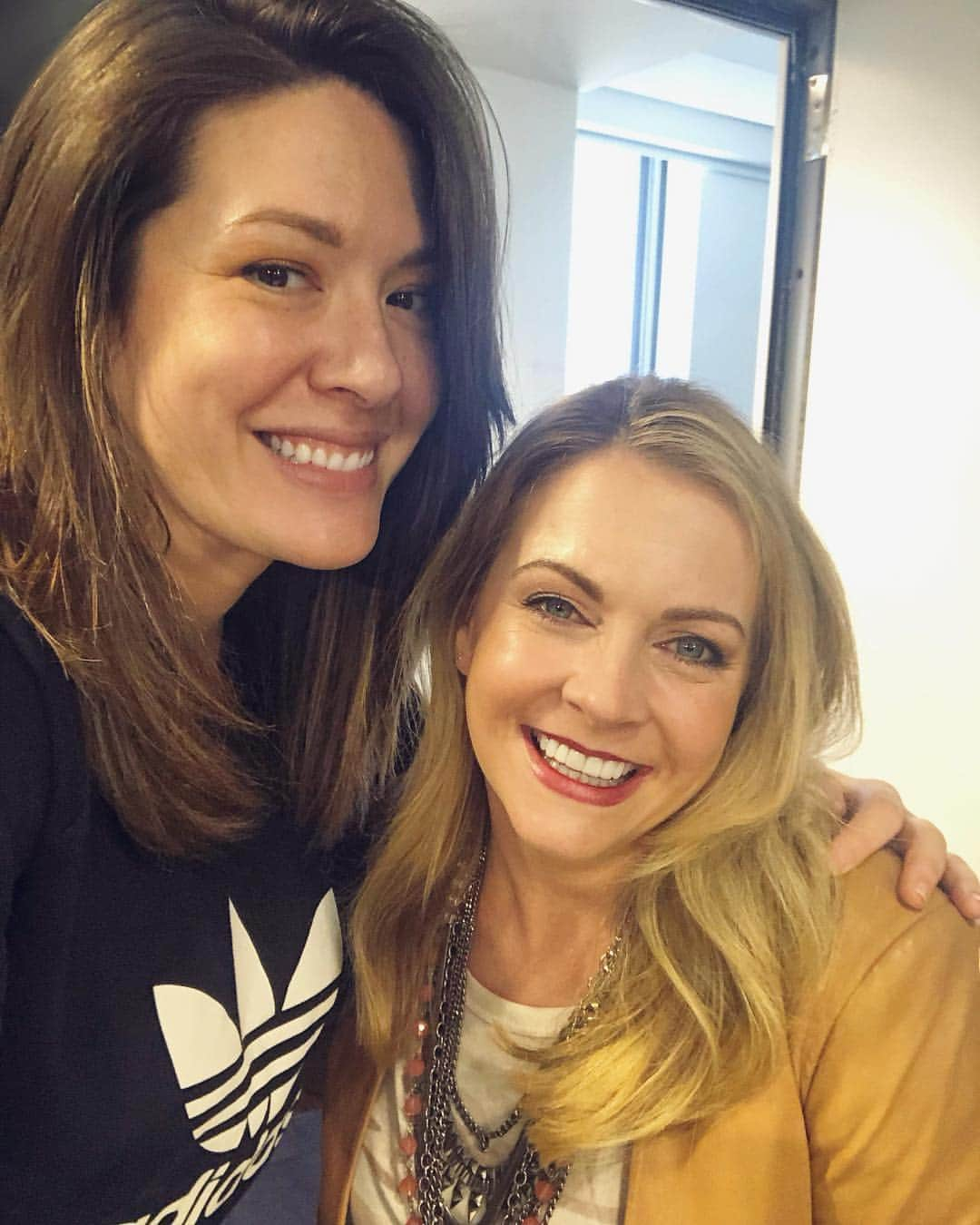 ミッチェル・コリンズさんのインスタグラム写真 - (ミッチェル・コリンズInstagram)「This girl came to really EXPLAIN IT ALL!!! @MelissaJoanHart blew my mind about 5x/second this morning with her many reveals... such as her WORST (AND FIRST) KISS, who SLIPPED HER TONGUE, her MAXIM COVER SHOOT, and most importantly how the hell did SAM CLIMB IN HER WINDOW DAY AFTER DAY?!? She also talked about her brand new intriguing and addictive show @nogoodnick.netflix (... on @Netflix.) I wish we had more time because she was a wealth of TEA and I loved every second of it! If you missed it and are a child of SNICK and/or now a parent, head over to the @siriusxm app to hear it!!」4月5日 9時01分 - michcoll