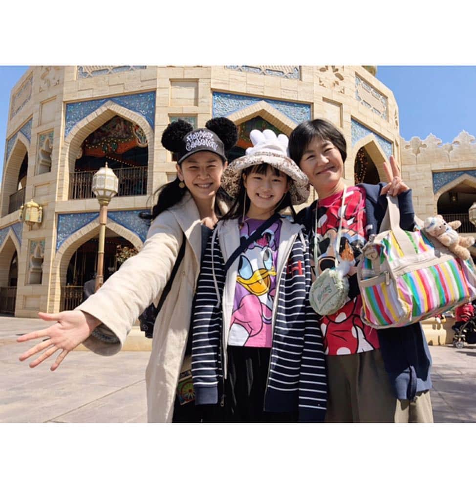のインスタグラム：「約1カ月ぶりの インパーク。  仙台から 友達ファミリーが 来園中とならば、 ホイホイ行きますよ。  娘ちゃんとも半年ぶりに 再会できて、 成長を感じましたっ。  アラビアンコーストで 合流。  キャラバンカルーセル 乗って。  シンドバッド・ ストーリーブック・ ヴォヤッジに乗って。  偶然会えた ジャファーを追いかけて。  マジックランプシアター 見て。  カスバ・フードコートで カレーを食べて。  会えて一緒に 遊べるだけで嬉しいのに、 仙台土産も頂けて、感謝。  そして、 私は退散しましたぁ。  楽しかったね、 次は、ランドだっ。  #友達ファミリー と #tokyodisneysea  #tokyodisneyresort  #friendsfamily  #friend  #girlfriend  #girlfriends  #アラビアンコースト  #arabiancoast  #キャラバンカルーセル  #caravancarousel  #1カ月ぶり のインパ #半年ぶりの再会  #仙台土産  #ありがとう  #reunion  #年パス の醍醐味 #東京ディズニーシー  #東京ディズニーリゾート  #年間パスポート  #混んでる けど #いい天気 で良かった #ディズニーシー  #ディズニーリゾート  #作詞家  #モデル  #model  #lyricist  #井上睦都実 #睦」