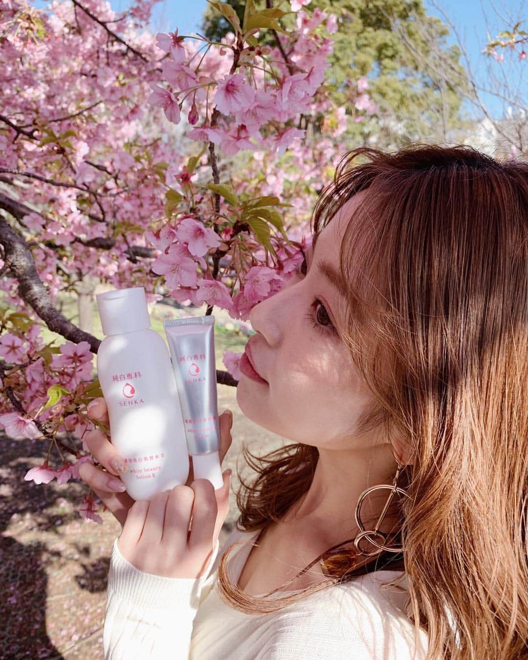 のインスタグラム：「おはようございます✨ 最近会う人会う人にお花見した？と聞かれます🌸✨ 皆さんはもうしたかな？ 昨日会った方なんて、もう5回したって言ってましたよ🥳👏 外に出る機会も増えたので朝から念入りに純白専科で美白ケアをしております☺️ 私の「純白専科2週間チャレンジ」公開中です🌟🌟🌟 まだチェックしてない人は、ぜひ、純白専科のホームページに気軽に遊びに行ってみてください🌸🌸🌸 さてさて。 今日も一日楽しみましょ🥰  #pr #専科 #純白専科 #純白専科2週間チャレンジ #すっぴんチェック」