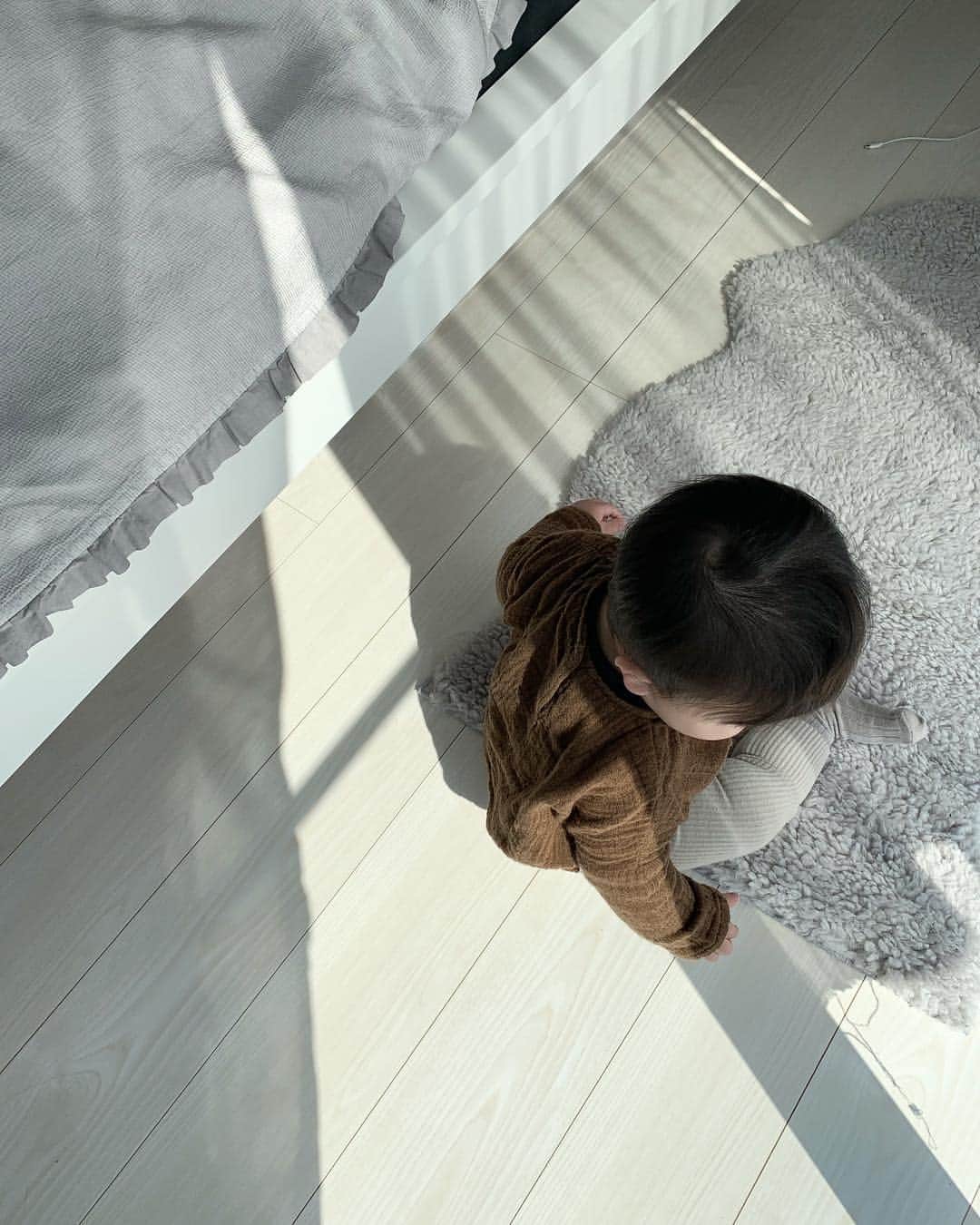 Mie Kawanoのインスタグラム：「保育園デビューしました𓆸 初日こそ訳がわからずママにバイバイ してましたがここ数日は毎日泣いてます𓄺 心苦しいですがお互い頑張ろうね𓂬 ________________________________________________ #10ヶ月 #3男 #息子 #保育園デビュー #bonbut」