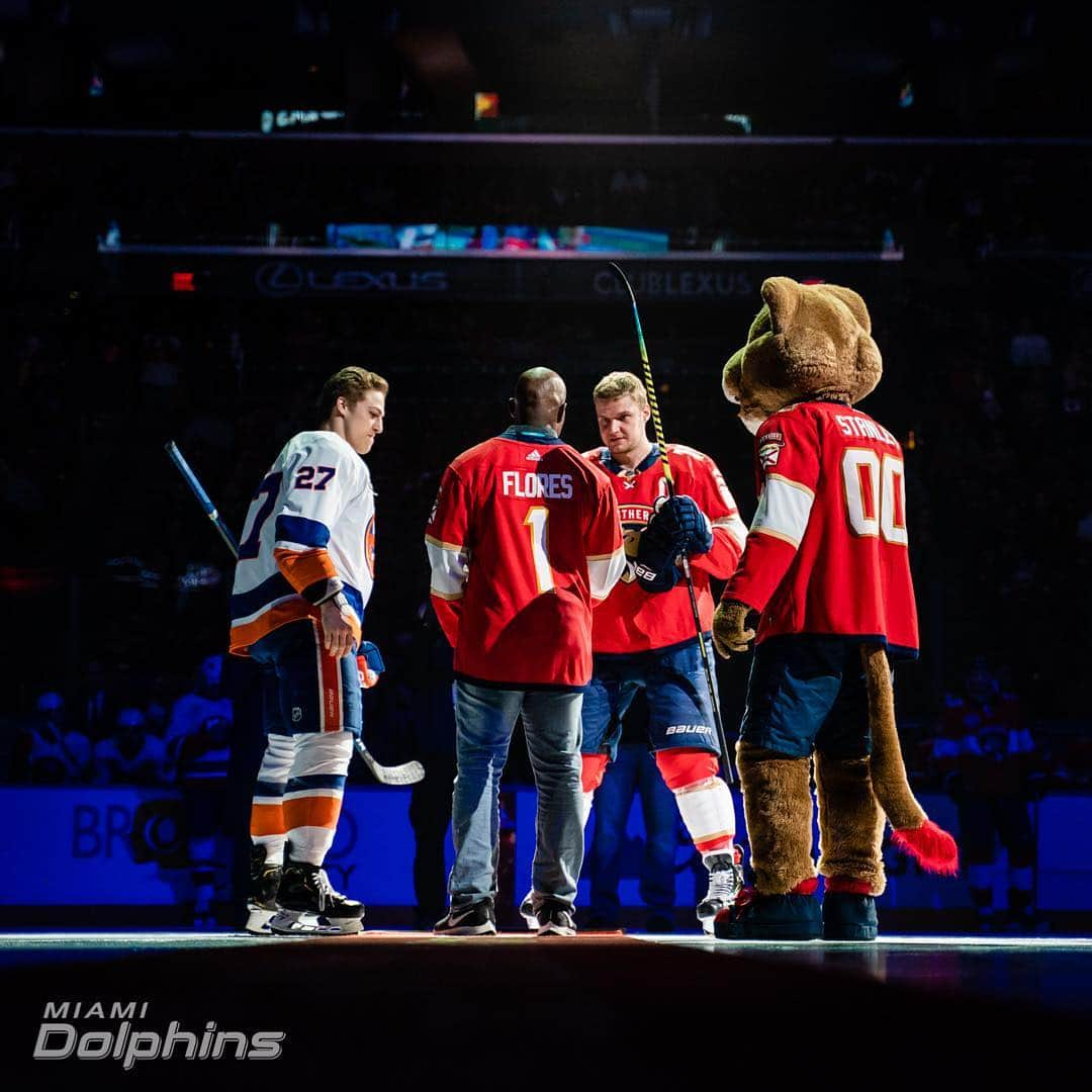 マイアミ・ドルフィンズさんのインスタグラム写真 - (マイアミ・ドルフィンズInstagram)「Thanks to the @flapanthers for having Coach Flores drop the puck ahead of tonight’s game!」4月5日 9時14分 - miamidolphins