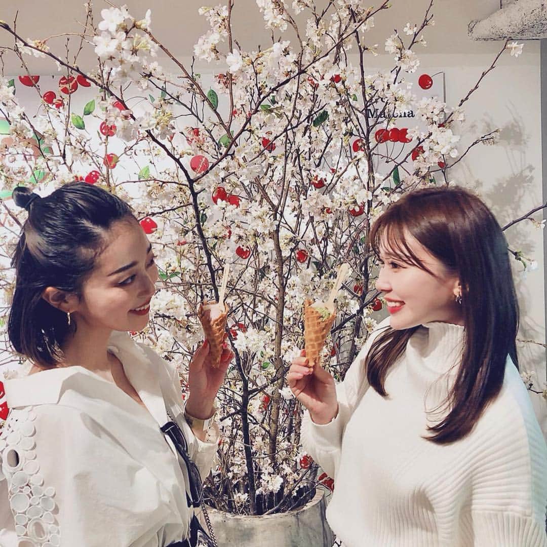 藤川沙弥のインスタグラム：「昨日はとっても楽しみにしていた﻿ 2019 S/S Beaple Fesへ東京まで🌈﻿ ﻿ Cosme kithenで販売中や新発売の物など﻿ 約50ブースもある﻿オーガニックブランドを 各ブース説明を聞きながら堪能できました🌿﻿ ﻿ 中でも特に気になったのはCBDコーナー🍃﻿ CBDは海外では様々な疾患等にも役立っていて﻿ 海外セレブの中でも有名。﻿ 最近日本でも取り扱いが増えてきたみたい✨﻿ 肩こりや頭痛にも効果があるみたいで﻿ 肩こりが酷い私は興味深々でした🥰﻿ ﻿ 大好きなオイル系からスクラブ系や﻿ 身体に直接取り入れられる﻿ オーガニックドリンクやフードも頂いたので﻿ 使用しながらまた紹介できたらなと思います💛﻿ ﻿ ﻿ ﻿ #bioplefes#bioplecbd#bioplebycosmekitchen﻿ #オーガニック#無添加#ビープル#コスメキッチン #ビープルバイコスメキッチン#ビープルフェス #美容#コスメ#化粧品 ##셀카#셀피#셀스타그램#친스타그램」