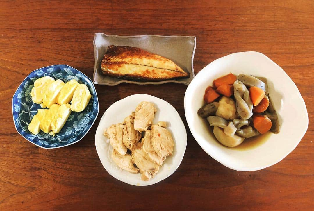 市井紗耶香さんのインスタグラム写真 - (市井紗耶香Instagram)「煮物に絹さや入れ忘れ、 納豆を出すのも忘れた  と、食べてから気がつくパターン  卵焼きは甘いのと白だしのと。  #朝食 #煮物  #鯖の塩焼き #出し巻き卵  #胸肉チャーシュー  #新年度はじまり #昨夜の余り物 #有難いご飯」4月5日 9時24分 - sayakaichii