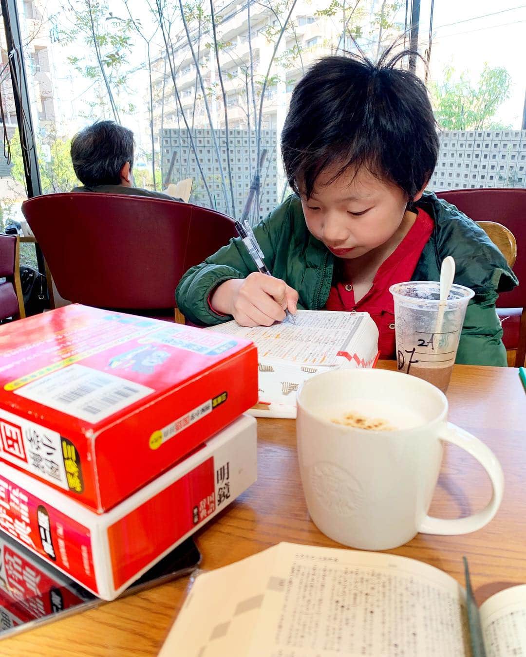 佐藤嘉洋さんのインスタグラム写真 - (佐藤嘉洋Instagram)「‪息子・そうすけと一緒に『#辞書の旅』。 . ‪彼も今年中に「い」を読破できそう。 . 学校の通知表では、体育と図画工作しか◎はつかない人ですが！ . ‪#佐藤綜亮‬」4月5日 9時26分 - yoshihirosato1981