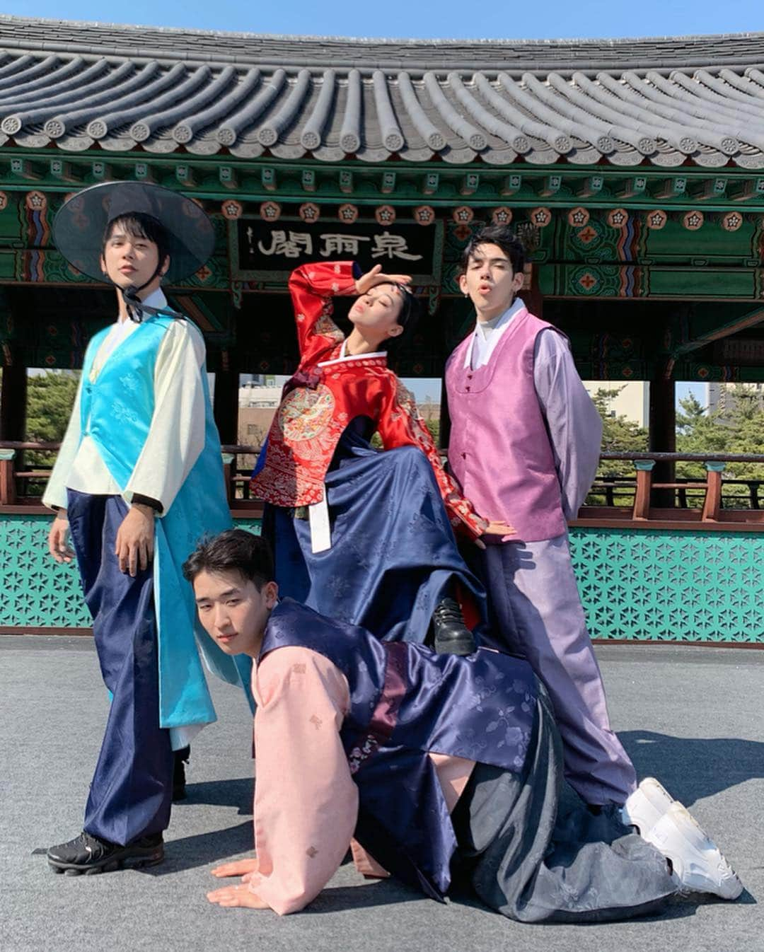 Emily Meiさんのインスタグラム写真 - (Emily MeiInstagram)「Your new favorite k-drama. A story of friendship, betrayal, death & hot cheetos 🇰🇷 What would the title of this drama be ? 🤔」4月5日 9時31分 - emily.ghoul