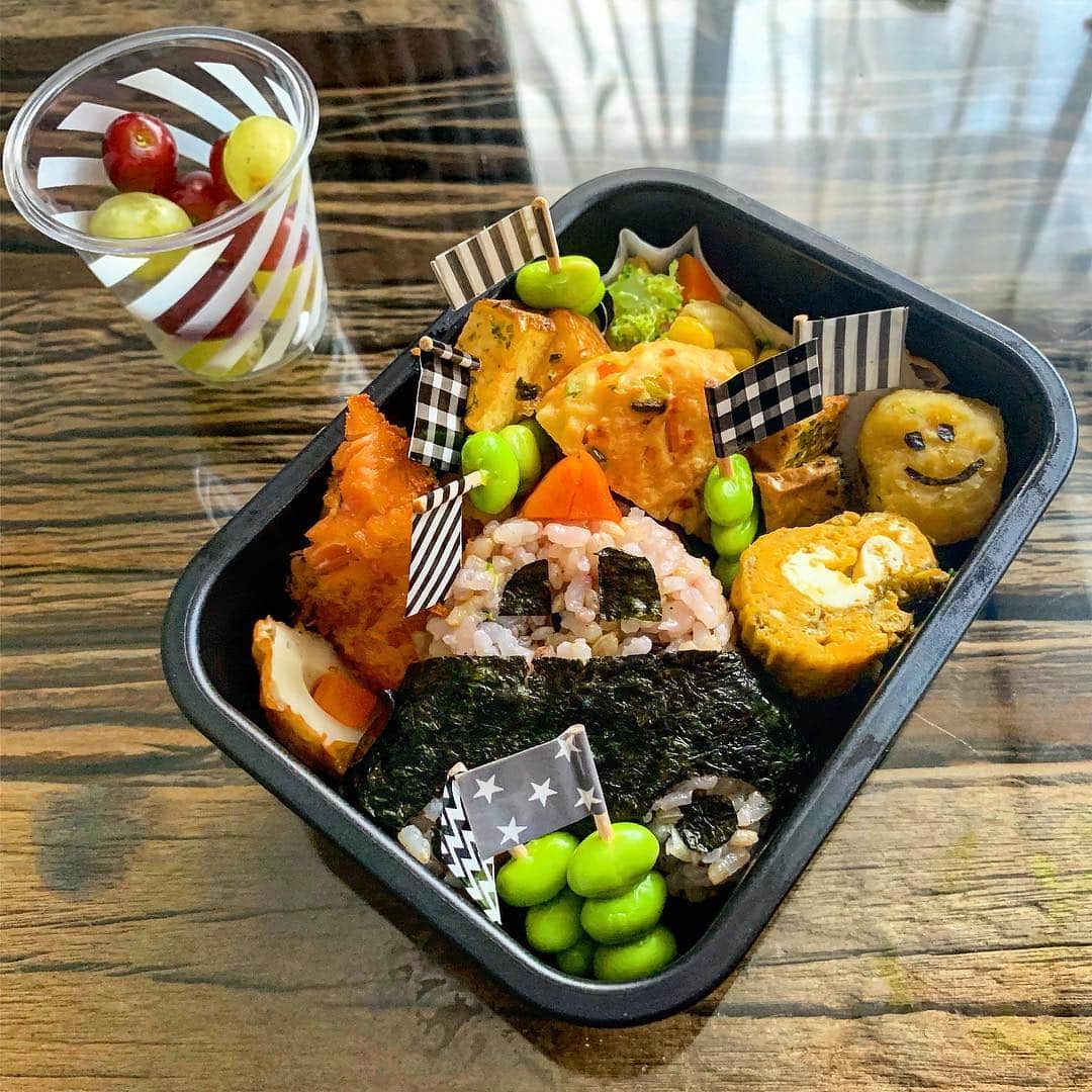のインスタグラム：「おはようございます😊！ 本日は息子の初遠足です。 親は見送りのみなので、楽しんでほしい気持ちをお弁当にいっぱい詰めて…💓 . 雑穀パトカーご飯 枝豆 青のりポテトキューブ 海藻卵焼き 鮭の塩麹フライ マカロニとブロッコリーのサラダ 鶏バーグ スマイルさつまいも ぶどう . いってらっしゃい😊！」