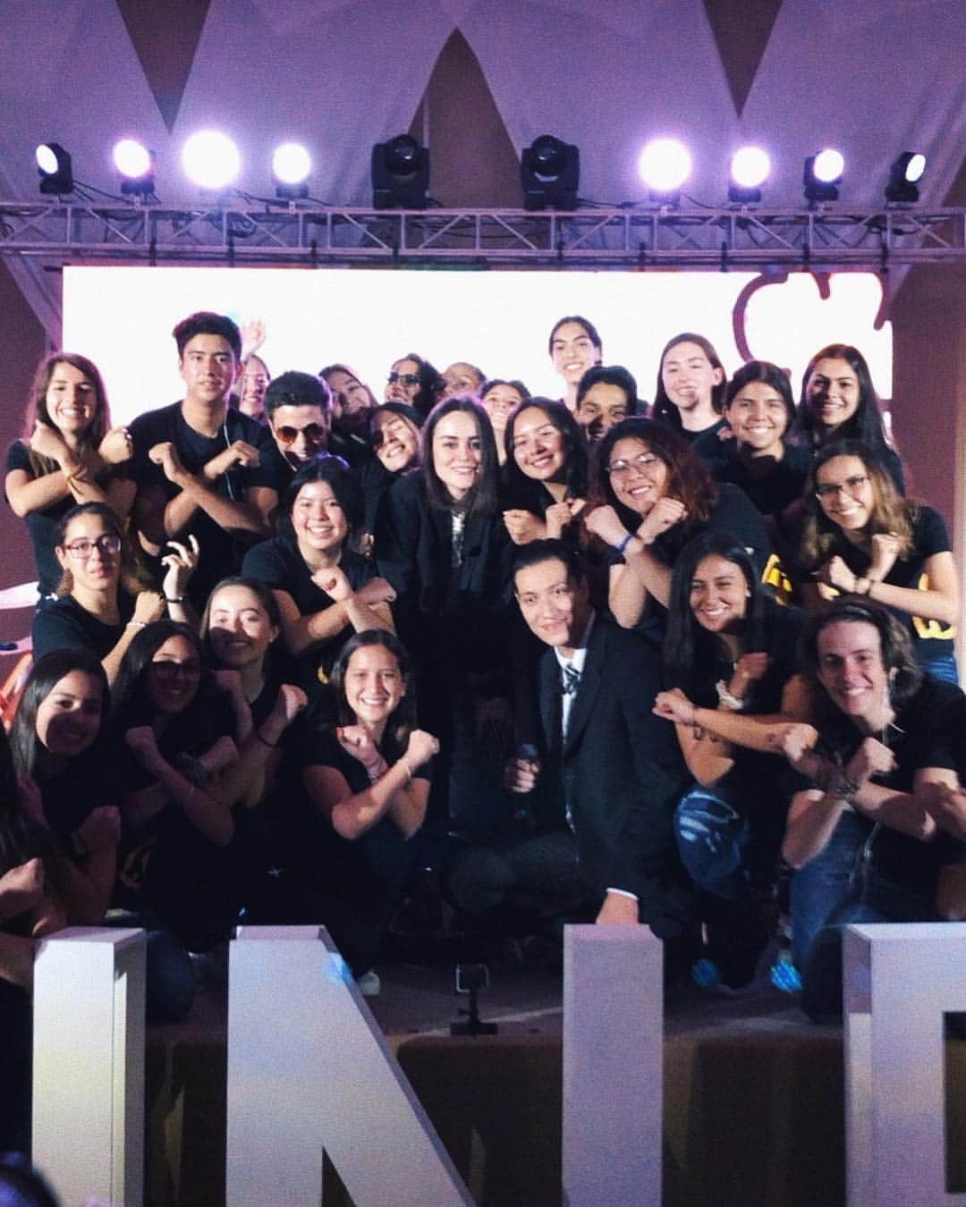 のインスタグラム：「MIL gracias a los alumnos de la prepa TEC campus Guadalajara por toda su buena vibra hoy y otras millones de gracias a los chav@s súper rifad@s que organizaron el @congresoequis por invitarme a ser parte de esta edición. Me voy de Mexico súper feliz de haberlos conocido y de que me hayan dado la oportunidad de contar mi historia. Espero los motive a darle con todo cuando tengan un sueño y una meta. Los límites nos los ponemos nosotros así que sigan echándole ganas y no dejen que nadie les diga que “no se puede”. 🖤 #Mexico」