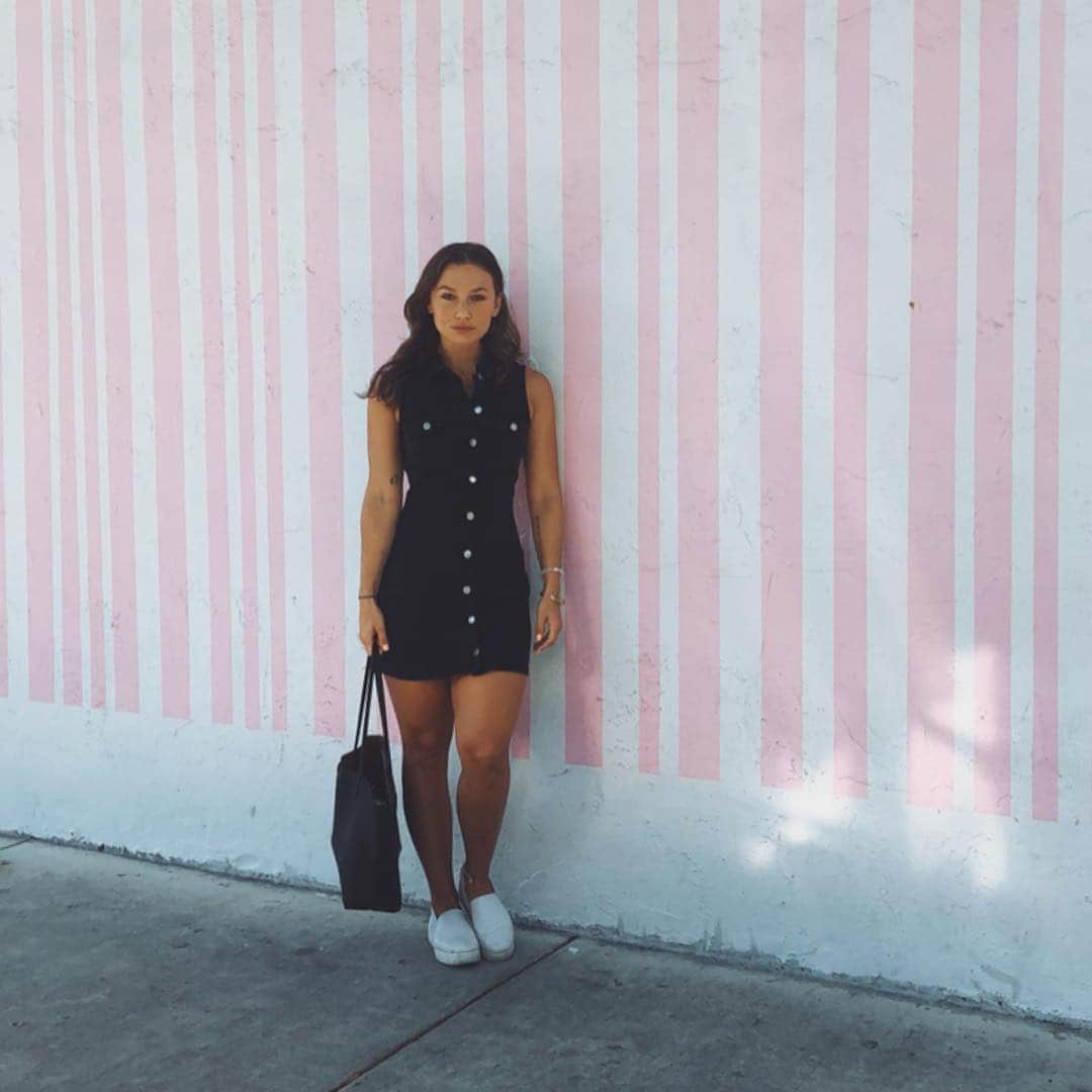 Nicole Mejiaさんのインスタグラム写真 - (Nicole MejiaInstagram)「Free yourself from whatever is weighing you down. No matter how scary that sounds, know that there’s freedom and relief in being honest with yourself and others. 🌸 Have the conversation. Release. Surrender. Let loose. Let love. 💗 In the words of the great @johnmayer, “say what you need to say.” - Also, serious question: If your white shoes aren’t dirty are you even living??? - Dress is from Zara! 👗」4月5日 9時46分 - nicole_mejia