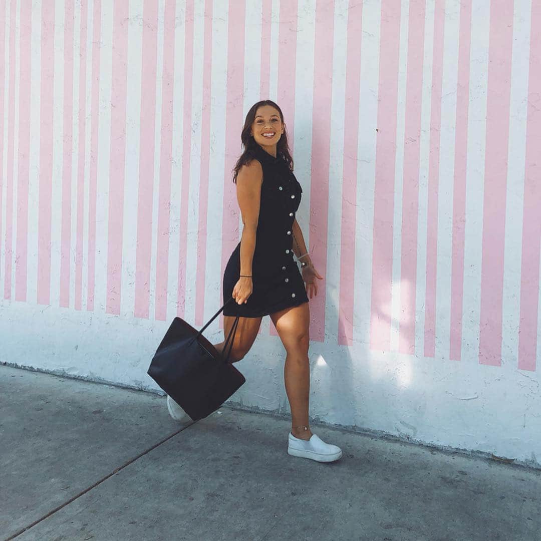 Nicole Mejiaさんのインスタグラム写真 - (Nicole MejiaInstagram)「Free yourself from whatever is weighing you down. No matter how scary that sounds, know that there’s freedom and relief in being honest with yourself and others. 🌸 Have the conversation. Release. Surrender. Let loose. Let love. 💗 In the words of the great @johnmayer, “say what you need to say.” - Also, serious question: If your white shoes aren’t dirty are you even living??? - Dress is from Zara! 👗」4月5日 9時46分 - nicole_mejia
