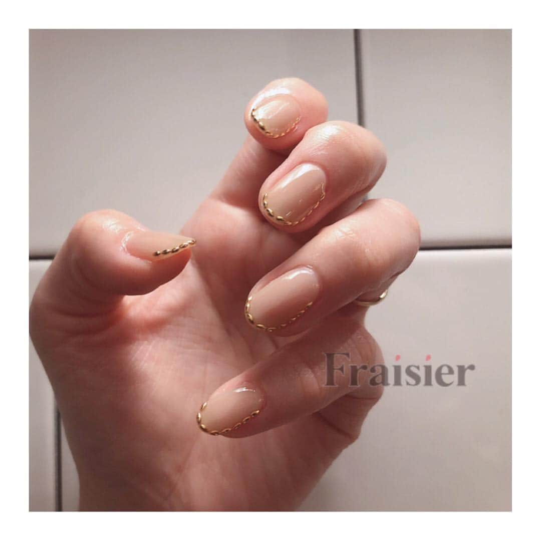 フレジエさんのインスタグラム写真 - (フレジエInstagram)「nao’s nail♡#c20190405 . 透けるようなベージュとゴールドの大人なオシャレネイル . ご新規様(会員様)価格 ¥10400＋tax . 通常価格 Cコース ¥13000＋tax . . . 担当 御園 @miso_nail_121 . ※カラー変更不可 ※デザイン変更不可 ※ご予約時にnao's nailとお申し付け下さい。 ※既にご予約されているお客様はお手数ですがご連絡お願い致します。 ※ホットペッパーご利用のお客様は備考欄にnao's nailとご記入の上Cコースでご予約をお願い致します。 ※全店共通キャンペーンです。 . Cachette渋谷店 ☎︎03-3461-7060 Reine池袋店 ☎︎03-6907-2048 Merci心斎橋店 ☎︎06-6210-1174 . #ネイル#ジェルネイル#ジェル#ジェルアート#アート#ニュアンスネイル#フットネイル#ショートネイル#ブライダルネイル#naosnail#art#nail#gel#gelnail#foot#footnail#表参道#渋谷#原宿#池袋#南船場 #misonosakiko_nail1904#CachettebyAmelie#Cachette#Fraisier_nail#naosnail」4月5日 9時47分 - __belle.journee__