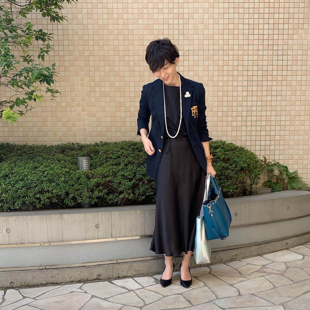 のインスタグラム：「入学式スタイルです。 卒園式のワンピーススタイルはキレイめだったので今日はちょっと雰囲気を変えてみました。 インナーはスタイルデリのTシャツ。ハリのある生地なのでジャケット合わせにもハマりますね。 紺ブレはラルフローレンのもの。ストレッチがきいていて本当に着やすい♡ カジュアルに着たり、こういうセレモニーでも着たり。振り幅広くて本当使えます！買って良かった。 スカートはミラオーウェンのサテンスカート。ブラックとネイビーでコーデして、パールネックレスとお花のブローチでセレモニースタイルっぽさを出してみました！かっちりしすぎないセレモニースタイル。 . 今日から2人の小学生ママ。 育児最初のひと段落！という感じで嬉しい限りです（笑）どんどん育っておくれー！（笑）←母心の声。 だけどかわいい今もしっかり大切にしないとね。 . ジャケット @poloralphlauren  Tシャツ @styledeli_official  スカート @milaowen_official  パンプス @estnation_jp  バッグ @giannichiarini_jp  アクセサリー #レスブリス . #セレモニーコーデ #入学式コーデ #入学式ママコーデ #アラフォーママ #アラフォーファッション #ママファッションプチプラ #ママスタイル #ママさんと繋がりたい #ママスタグラム #ワーキングママ #コーディネート #アラフォーコーディネート #アラフォーママコーデ #コーデ女子 #locari #jマダムのおしゃれ #春コーデ #紺ブレ #紺ブレザー #ミラオーウェン」