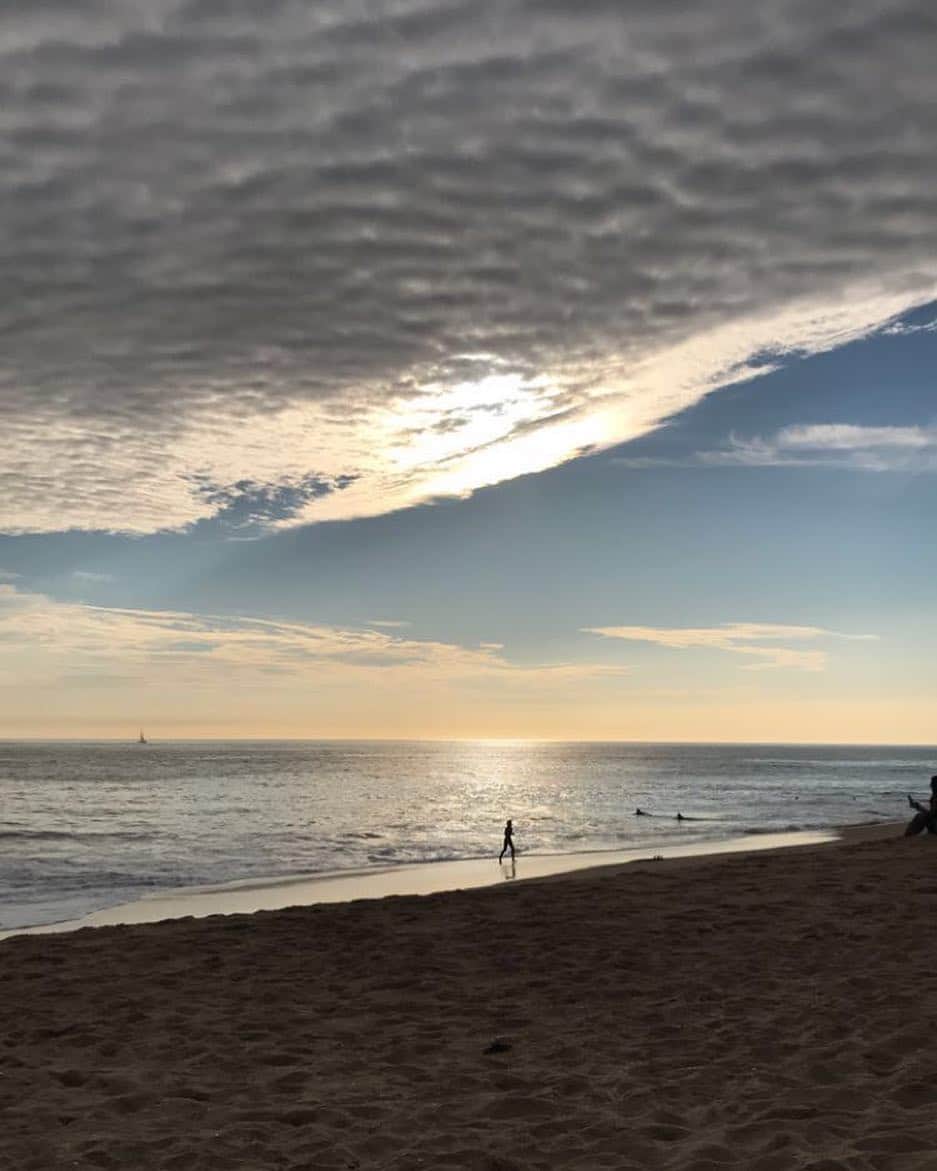 サマンサ・ドロークさんのインスタグラム写真 - (サマンサ・ドロークInstagram)「And this is why I live by the beach ☁️」4月5日 9時55分 - samanthadroke