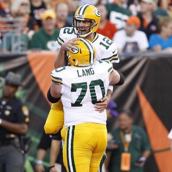 アーロン・ロジャースさんのインスタグラム写真 - (アーロン・ロジャースInstagram)「I’m proud to say I got to play and be protected by these two warriors TJ Lang and Josh Sitton. No one had more fun, or made even the longest days more fun, than these two. Great teammates, great players and great men. Enjoy retirement my friends, thanks for always taking care of me! #warriors #packersforlife #HOF  @tjlang70 @jsitton71」4月5日 10時03分 - aaronrodgers12