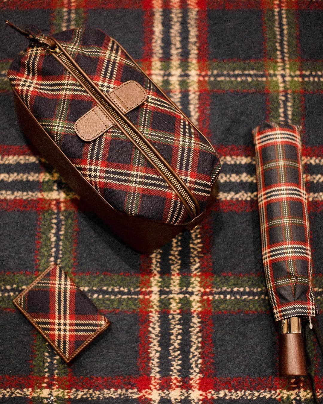 ブルックスブラザーズさんのインスタグラム写真 - (ブルックスブラザーズInstagram)「For the uninitiated (and non-Scots), it’s #TartanWeek in New York. While we have utmost admiration for all tartans and textiles from Scotland (hat tip to Harris Tweed and Braemar sweaters), allow us to tell you the tale of the #BrooksBrothersTartan.  The story starts in the 1600s, when Thomas Lyon emigrated to the U.S. from Glen Lyon, Scotland, bringing his traditions across the pond. Almost a century later, his granddaughter, Lavinia, married Brooks Brothers founder Henry Sands Brooks, bringing much of her Scottish heritage and traditions into the marriage. To create our signature tartan, we combined elements of the traditional Scottish Campbell tartan, which originated in Lavinia’s ancestral home of Glen Lyon, with the triple stripe of our iconic BB#1 stripe rep tie—creating a new, entirely unique motif made exclusively for Brooks Brothers and registered with the Scottish Tartans Authority. #Tartan #NYTartanWeek #BeingBrooksy #BrooksBrothers」4月5日 9時59分 - brooksbrothers