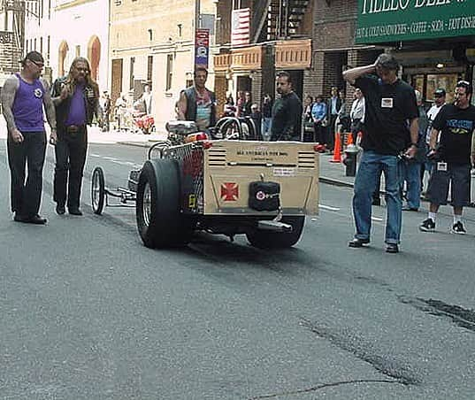 ウエストコーストチョッパーズさんのインスタグラム写真 - (ウエストコーストチョッパーズInstagram)「#TBT Worlds Fastest Hot Dog Cart Doing 130mph on 53st ave for the David Letterman Show. This was before Mayor Bloomberg shut us down. Such a great legendary build team. Indian Larry, Bonge, Dave Tucci, Hot Dog Tom, Jack Rudy, and Chuck Zito showing up for good measure. Good Times for sure... #jessejames (thanks 4 the pics deb)」4月5日 10時11分 - popeofwelding