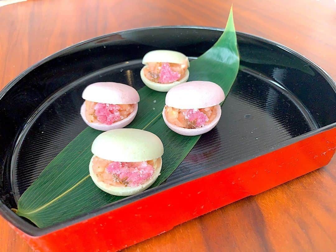 籐でつくる小物とバッグのインスタグラム：「「桜の季節のおもてなしおやつ」を公開しました♪ https://simplestylish.jp/ssm105/ #シンプルスタイリッシュ #桜 #おやつ #もなか #クリームチーズ」