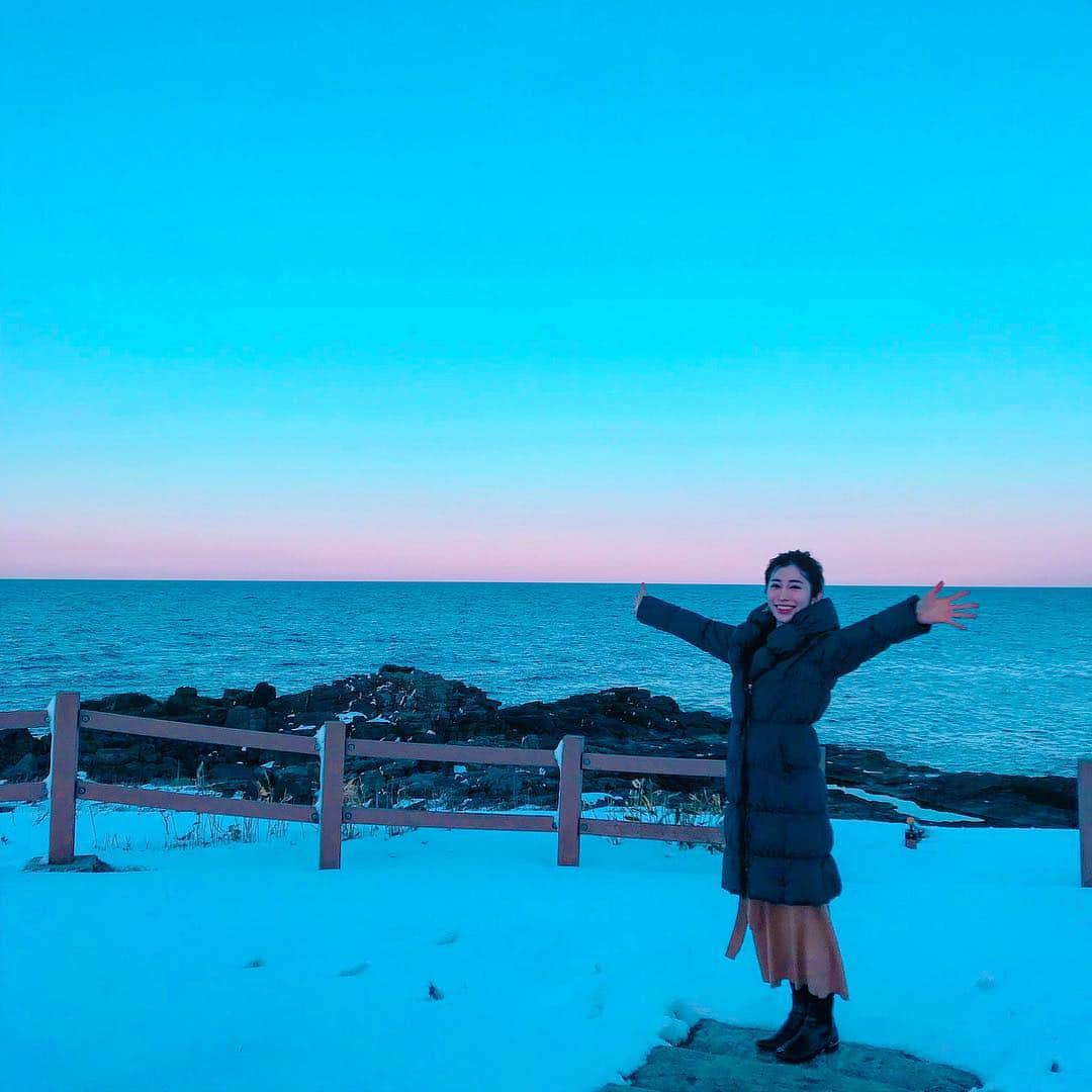 のインスタグラム：「💙 オホーツクブルー  泣けるほど綺麗な青とピンクがまじわる夕方に  日本で一番ピュアな青、みーつけた。  枝幸町観光協会に呼んでいただき 人生初の枝幸。  北海道の北。日本のほぼ最北端。 ほぼ端っこって萌える。  圧倒的な自然に感激しっぱなしの枝幸旅。 知らない土地、知らない人、知らない空気。 それらがすべて 知ってる に変わる興奮。  しっかり学んできます🙋‍♀️ 一一一一一一一一一一一一一一一一一一一一一一一一一一一一 #オホーツク#オホーツク海#枝幸#海#sea#blue#pure#pureblue#青#青の世界#blueworld#beautiful#beautifulworld#trip#旅#出張#取材#オホーツクブルー#ootd#別世界#instagood#beautifulsea」