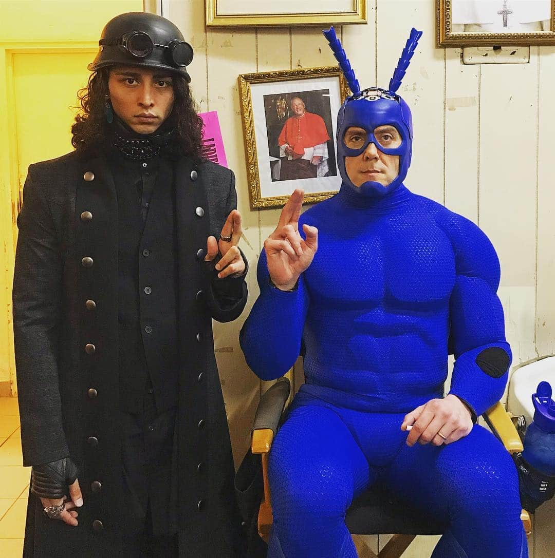 ジュリアン・スィーヒのインスタグラム：「THE TICK Season 2 on Amazon Prime!! The Tick/ティック〜運命のスーパーヒーロー〜シーズン2見てね🖤💙 #thetick #amazonprime #edgelord #エッジロード」