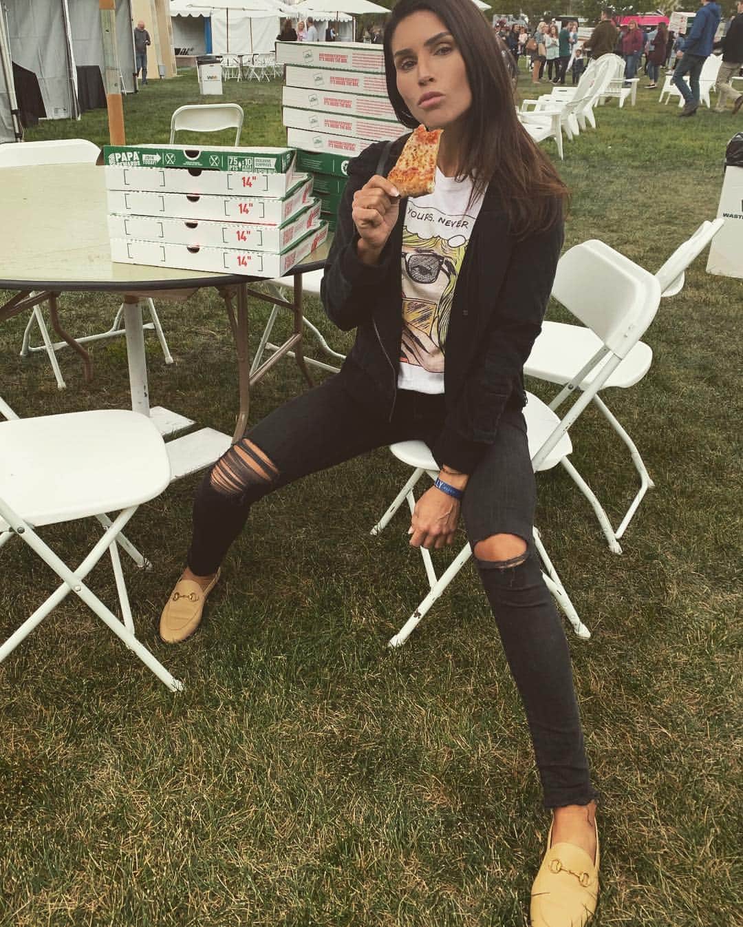Alexia Clarkさんのインスタグラム写真 - (Alexia ClarkInstagram)「Hold onto what will keep you warm at night ❤️ 🍕 . . www.alexia-clark.com  #alexiaclark #queenofworkouts #truelove #pizza #fitness #fitgirl #workout #fitforHisreason」4月5日 10時09分 - alexia_clark
