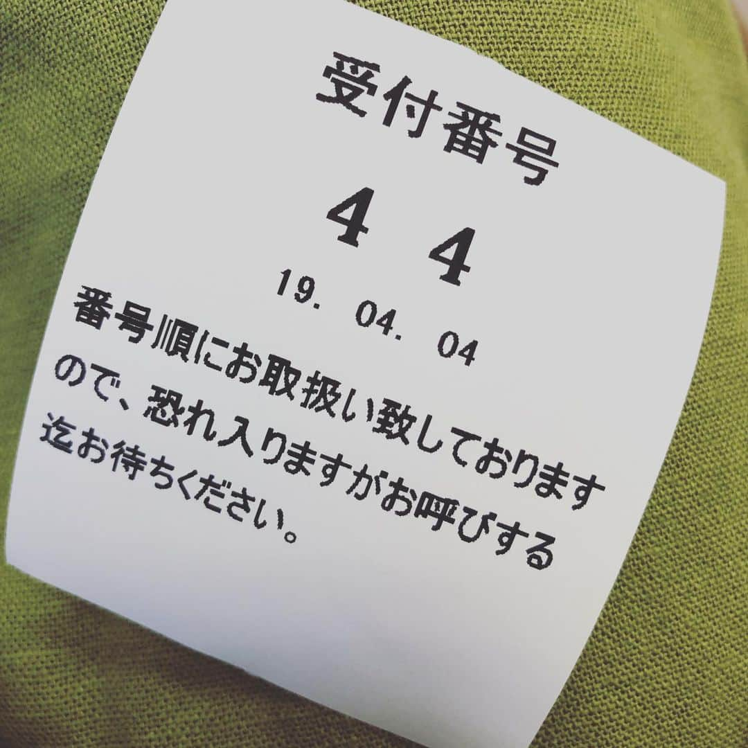 Superflyさんのインスタグラム写真 - (SuperflyInstagram)「昨夜はミックスでした！ 最高の仕上がりになったのでは、、、！作業を重ねて景色がどんどん変わっていくのが本当に面白い。  片岡さん、島田さん、ありがとうございます。  デビュー日お祝いまでしました。 ありがたい！  おまけ。 整理番号とったら、44番でした。 すごー。」4月5日 10時14分 - superfly_shiho