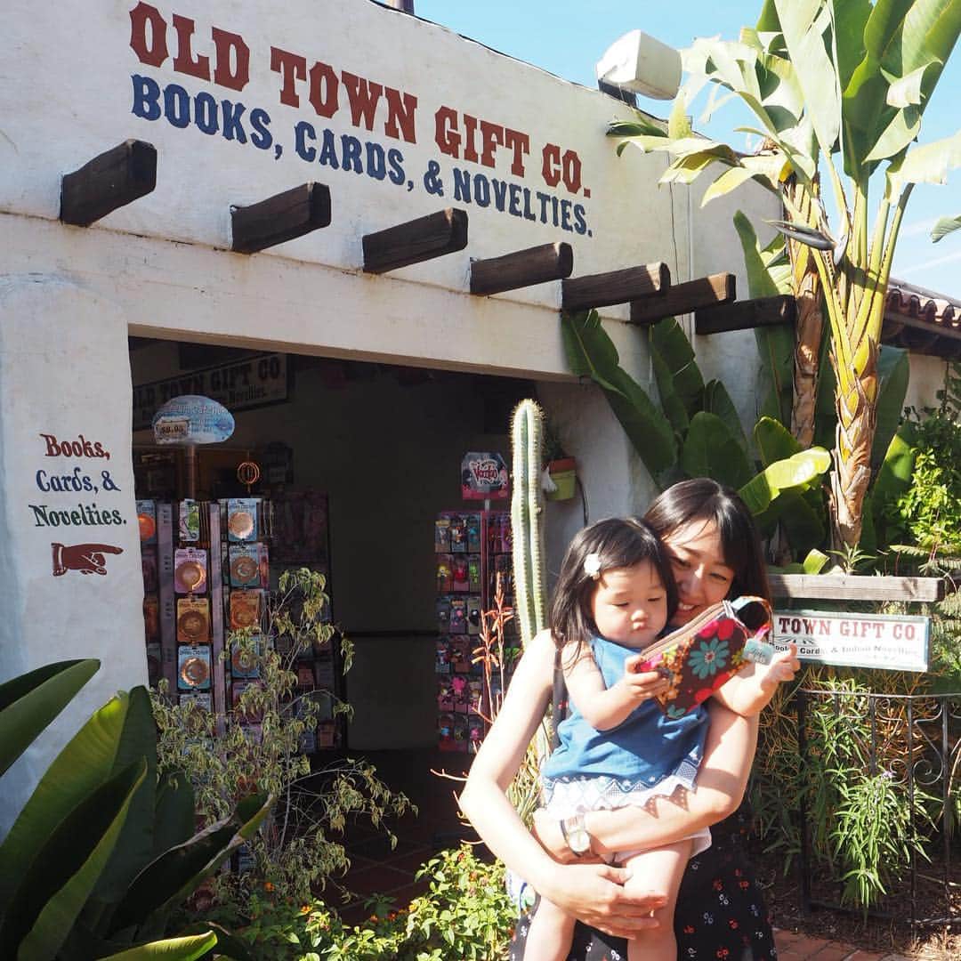 香山ひとみさんのインスタグラム写真 - (香山ひとみInstagram)「#アメリカ生活国内旅行編 San Diego  週末を利用してサンディエゴへ。 一言でいうと、大好きな街になった😭💕 . こんなに幸せが詰まった、 ワンダータウンがあるのかというくらい！ すぐそこに、綺麗なビーチ・たくさんの自然と生き物たち。 車で20分あれば大体どこでも行けちゃうコンパクトさ。 買い物もできるし、食べ物もすごく美味しい。 都会のような華やかさはないけれど、毎日を幸せに過ごす場所に、きっとこれ以上のものはいらないんだと感じる（なんか大げさ笑）、 本当にいいところでした🤤💛 . ちなみに最後の動画は、シーワールドのシャチのショー。 かなりワイルドで ショーというよりアトラクションのような悲鳴が聞こえる🤣、 ダイナミックでアメリカらしいショーでした🤣🤣🤣 . . #サンディエゴ #ラホヤコーブ #マウントソルダッド#ソルダッド山 #シーワールドサンディエゴ #オールドタウン #サンセットクリフス #サンディエゴ旅行 #lajollacove #mountsoledad #seaworldsandiego #oldtown #sunsetCliffs #SanDiego #SanDiegoTrip . #海外生活 #アメリカ生活 #子連れ旅行 #子連れ海外旅行 #カリフォルニア州  #americalife #Californiallife」4月5日 10時14分 - hitomi.k24