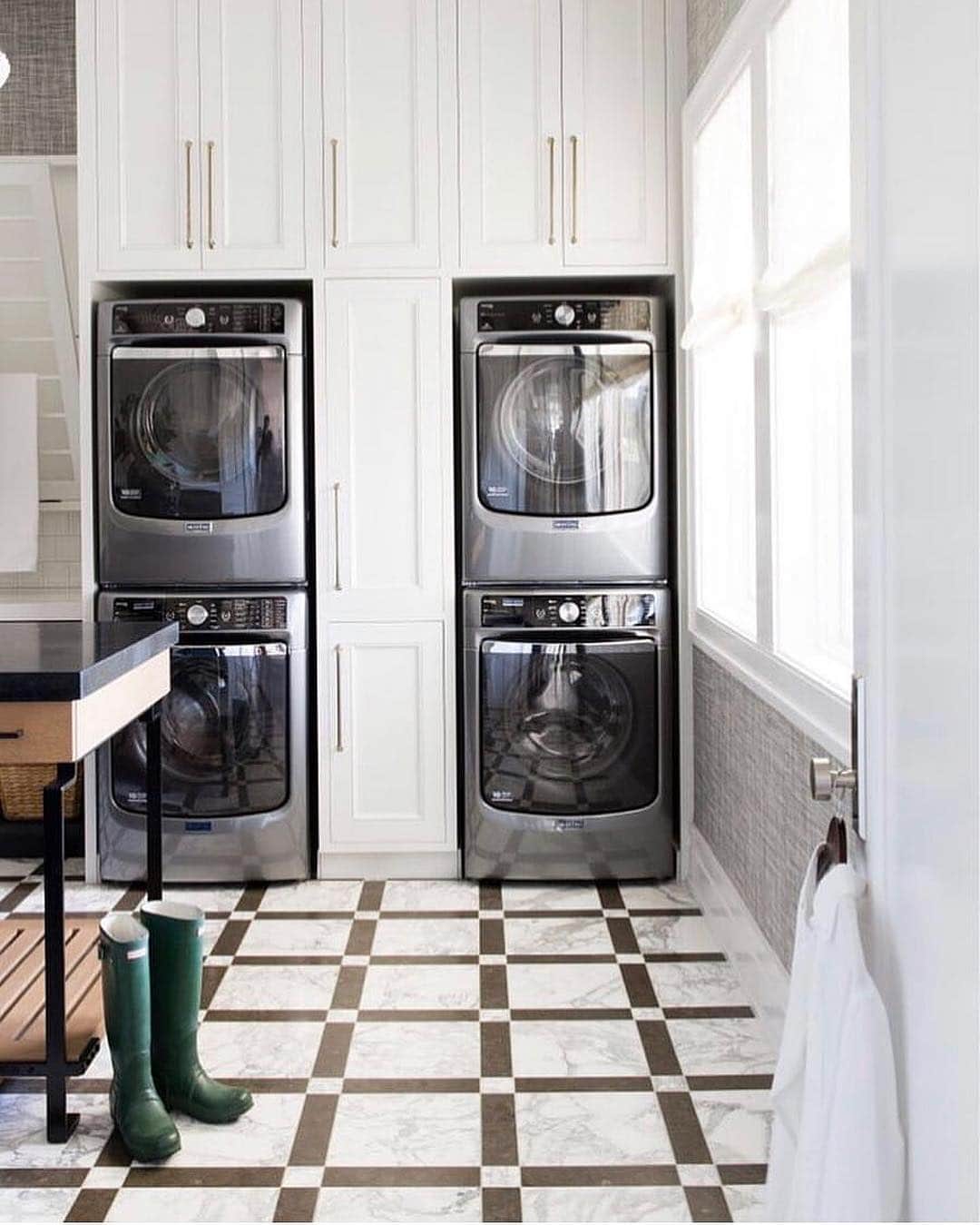さんのインスタグラム写真 - (Instagram)「Would you do two washers and two dryers in your laundry room? @alicelanehome」4月5日 10時17分 - inspire_me_home_decor