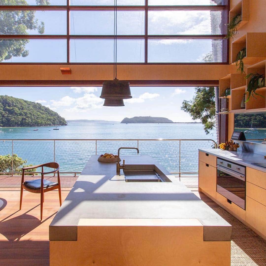 Design Milkさんのインスタグラム写真 - (Design MilkInstagram)「Cooking with a view has never looked so good. Tag your favorite cook below! 👨‍🍳👩‍🍳 photo by @rhysholland_ of @caseybrownarchitecture’s newly completed Hart House」4月5日 10時31分 - designmilk