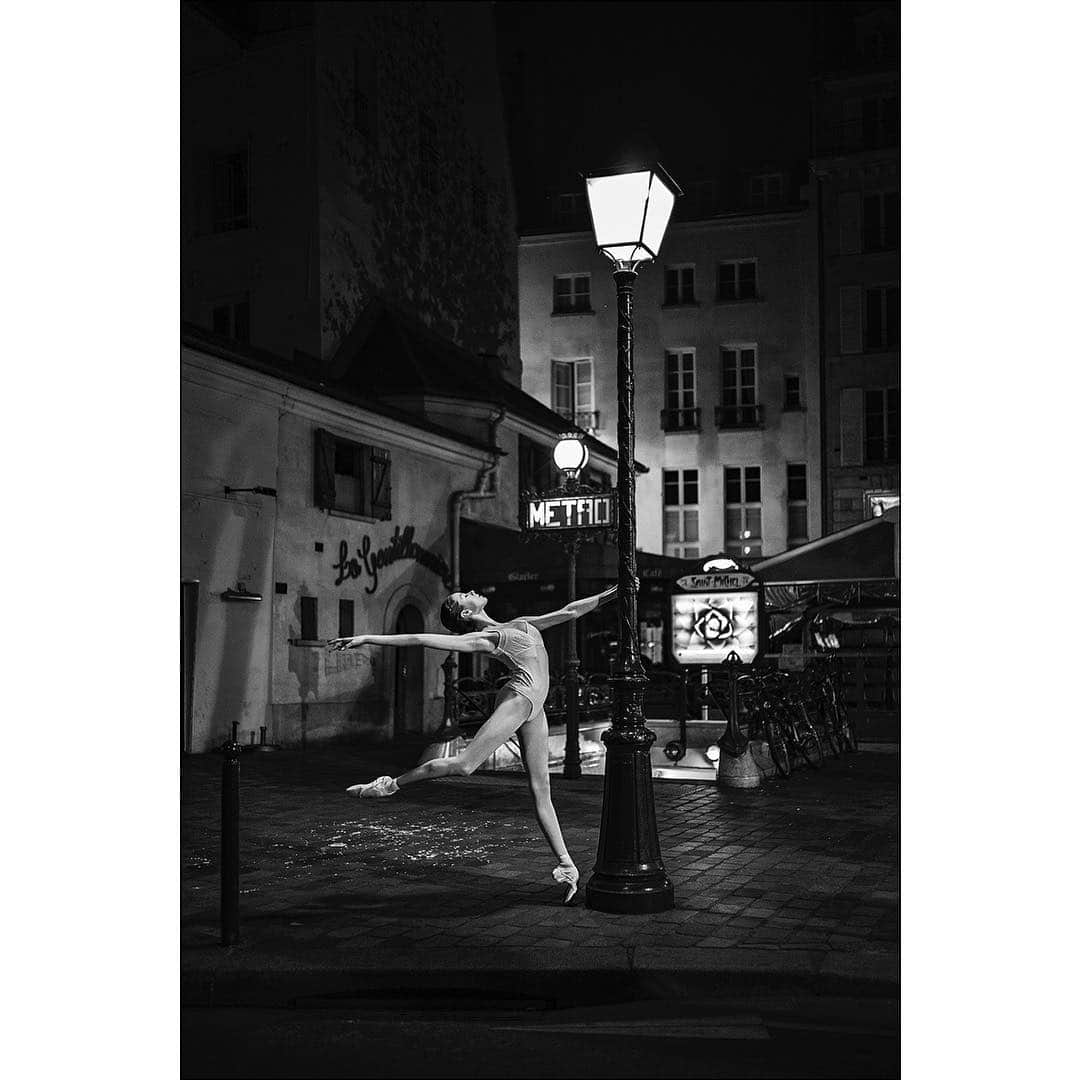 ballerina projectさんのインスタグラム写真 - (ballerina projectInstagram)「Katie Boren in Paris. #ballerina - @katieboren1 #saintmichel #paris #metro #ballerinaproject #ballerinaproject_ #ballet #dance #pointe #kathrynboren  The Ballerina Project book is now available for pre-order. Go to @ballerinaprojectbook for pre-order link and info. #ballerinaprojectbook Large format limited edition prints available for purchase at the link in our profile.」4月5日 10時32分 - ballerinaproject_