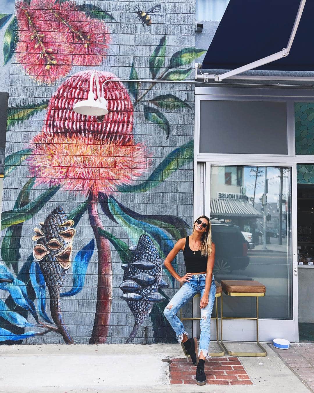 Amanda Biskさんのインスタグラム写真 - (Amanda BiskInstagram)「Aussie flora in LA 😍 @bluestonelane Had breakfast here this morning and was so blown away with how pretty everything was!! 🌿🌺 These beautiful Australian flowers were painted by @madeleinesimson and I am simply in awe of her talent! 🤩 Can you pretty please paint my house like this?!? 😁🎨 #australianflora #la ab♥️x」4月5日 10時32分 - amandabisk