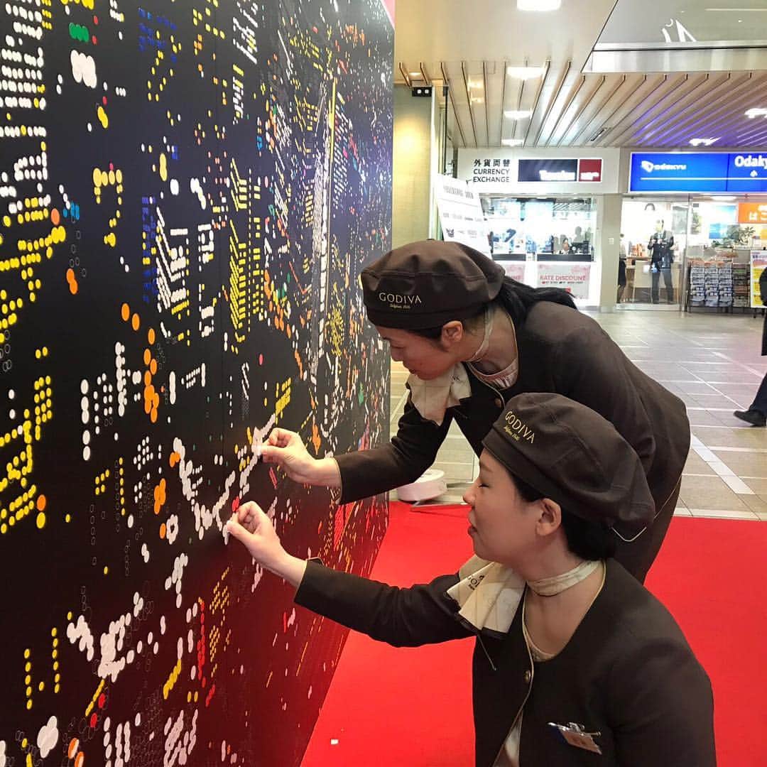 GODIVAさんのインスタグラム写真 - (GODIVAInstagram)「小田急百貨店新宿店で開催された、参加型のシールアートイベント「WELCOME to  SHINJUKU! 」 . 丸シールを貼って新宿の街並みを描き、4月から新宿に住む方や働く方＝「新・新宿人」をお迎えします。 完成したアートは4/15頃まで展示中🏙️ ゴディバ小田急新宿店へお立ち寄りの際は、ぜひご覧ください😃 . . #welcometoshinjuku #新宿 #新宿人 #小田急新宿 #小田急 #ゴディバ #チョコレート #shinjuku #odakyu #godiva #chocolate」4月5日 10時33分 - godiva_japan