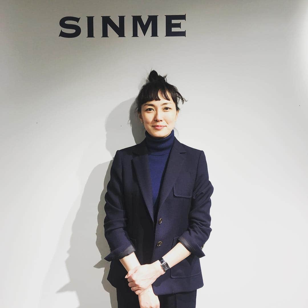 GLOWさんのインスタグラム写真 - (GLOWInstagram)「SINMEの展示会にて、ディレクターの板谷由夏さん📸 凛と美しく潔い板谷さんが手がけるお洋服は、シンプルでメンズライクなのに、着る人の個性や女らしさを引き出してくれるんです。  本日5日と6日は神宮前のWAG galleryにて販売イベントを開催！定番や2019ssのアイテムが購入できるそうなのでお見逃しなく！ #雑誌グロー #SINME  #板谷由夏  #編集Ａ」4月5日 11時12分 - glow_tkj