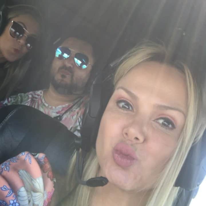 Eliana Michaelichin Bezerraのインスタグラム：「Juro que era pra ser um beijo nosso pra vcs mas saiu isso aí... 😂. Né @fabigomes1 e @edyglamour ?!」