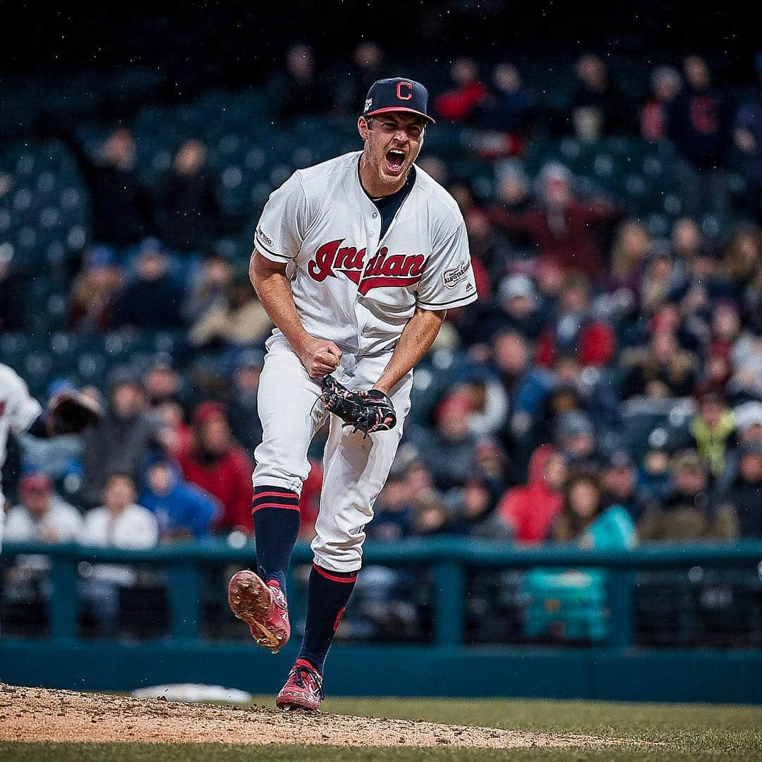 クリーブランド・インディアンスさんのインスタグラム写真 - (クリーブランド・インディアンスInstagram)「We apologize for the inconvenience, there’s been a #BauerOutage in the country of Canada. Please contact your local hitting coach to get your swings back.  7 no-hit innings for Trevor tonight. 👀 #CyBauer」4月5日 10時54分 - cleguardians