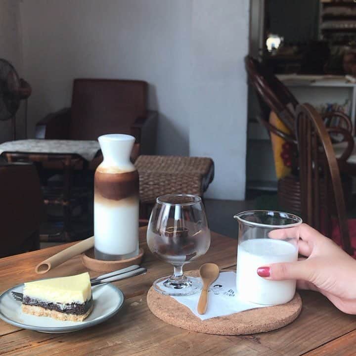 isutaさんのインスタグラム写真 - (isutaInstagram)「. 台湾に行ったら訪れたいカフェ「角公園咖啡」をご紹介♡ . コーヒーでできた氷に牛乳を注いで溶かすカフェオレや、木製のストローで飲むカフェラテが人気のお店です！ . 日本ではなかなか出会わないようなメニューが楽しめますよ♩ . チーズケーキも絶品のようなので、ぜひ食べてみてくださいね！ _____ 角公園咖啡 Open：月〜金：10:00〜18:00 / 土日 10:00〜21:00 access：台北市大同區太原路131號2樓 _____ photo by @310me7 . #isuta #isutacafe #isutapic #イスタ #台湾カフェ #角公園珈琲」4月5日 11時01分 - isuta_jp