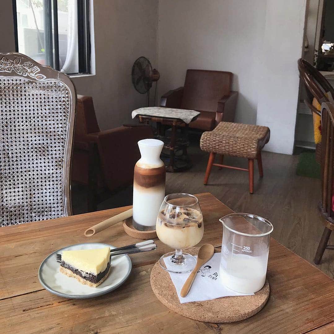 isutaさんのインスタグラム写真 - (isutaInstagram)「. 台湾に行ったら訪れたいカフェ「角公園咖啡」をご紹介♡ . コーヒーでできた氷に牛乳を注いで溶かすカフェオレや、木製のストローで飲むカフェラテが人気のお店です！ . 日本ではなかなか出会わないようなメニューが楽しめますよ♩ . チーズケーキも絶品のようなので、ぜひ食べてみてくださいね！ _____ 角公園咖啡 Open：月〜金：10:00〜18:00 / 土日 10:00〜21:00 access：台北市大同區太原路131號2樓 _____ photo by @310me7 . #isuta #isutacafe #isutapic #イスタ #台湾カフェ #角公園珈琲」4月5日 11時01分 - isuta_jp