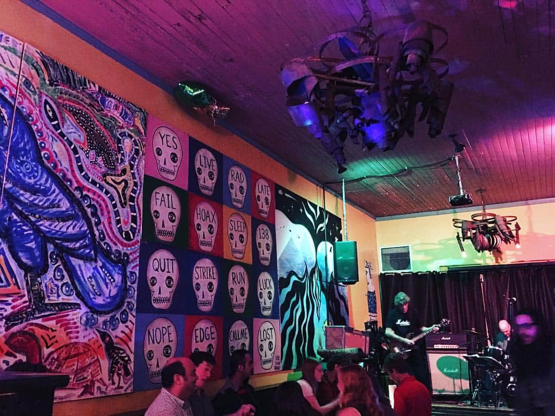 のインスタグラム：「We arrived at tonight’s venue “The World Famous” in Athens, GA!! We’re 2nd band! Come on! Come on!! Come on!!! . . #athensga  #pinkydoodlepoodle  #pdp  #ustour2019  #highenergyrocknroll  #livemusic #rockmusic #rock #rockband  #japanese  #ustour #livetour  #tourlife #musicianlife #musician #gibsonguitars #gibsonbass #gibson #eb3 #lespaul #marshallamps #vintage #femalebassist #femalevocalist #アメリカ #海外旅行 #音楽」