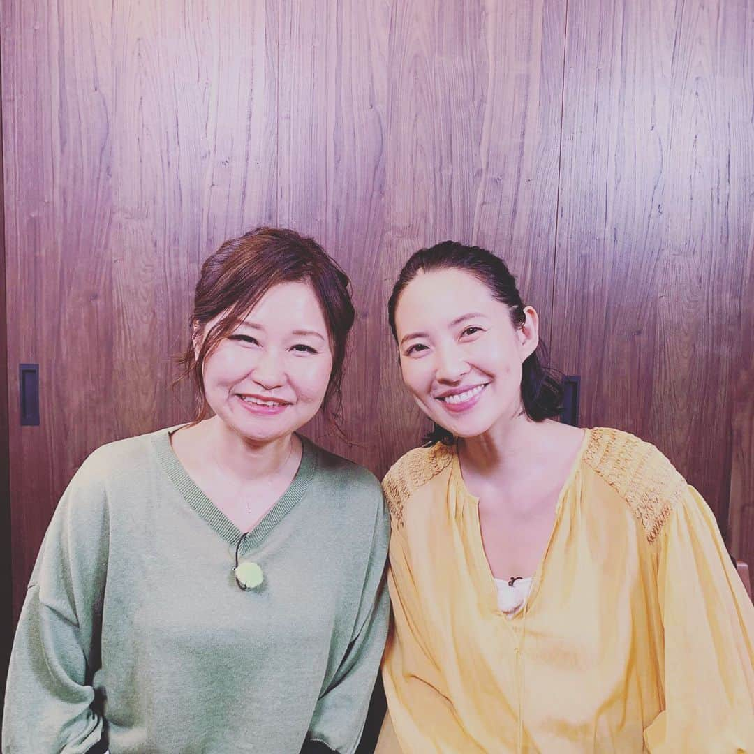 浜島直子さんのインスタグラム写真 - (浜島直子Instagram)「平成最後の暮らしのレシピのゲストは、美味しそうなお弁当の投稿で大人気のインスタグラマー、みずかさん。 ・ 料理は苦手だったというみずかさんですが、糖尿病を患ったご主人のためにお弁当作りを始め、今では書籍化されるほどの見事なお弁当を日々インスタにアップ✨( @xmizukax ) ・ ご本人は「手抜きですよ〜」とおっしゃっていましたが、いやいやいや（笑） 手抜きするための「作り置き」の素晴らしさったら、拍手もの😭👏✨ ・ そして、みずかさんが曲げわっぱにこだわる理由も、浅草の柴田慶喜商店にロケに行き教えていただきました。 (そこで私も三号の飯切り曲げわっぱを買ってしまった🤩！手巻き寿司の時酢飯をこれで作る予定🤤) ・ みずかさんとお話をさせていただいて、何事にもまっすぐに向き合う姿勢がとても素敵な方だと、すっかりファンになってしまいました🥰 ・ みずかさんが放送回の暮らしのレシピは、4月の毎週土曜日。TBSで午前9時25分から。 関東ローカル番組ですが、素敵なホームページもありますので、是非のぞいてみてくださいね。 過去のゲストの方の簡単で美味しいレシピがたくさん載っています😊 ・ #東京ガス #tbs #暮らしのレシピ #みずか さん #曲げわっぱ #曲げわっぱ弁当 #柴田慶喜商店  #飯切り」4月5日 11時02分 - hamaji_0912