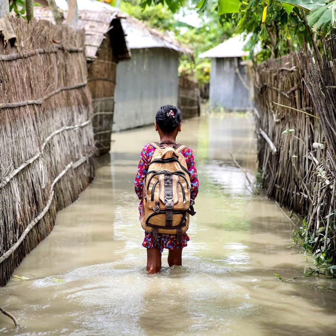 unicefさんのインスタグラム写真 - (unicefInstagram)「No child should have to walk through dirty and dangerous water on her way to school. Yet this is what this girl in northern #Bangladesh had to do during the 2016 floods. #ClimateChange is threatening the lives and futures of 19m children in Bangladesh. Inaction is not an option. @unicefbangladesh © UNICEF/UN0286416/Akash」4月5日 21時55分 - unicef