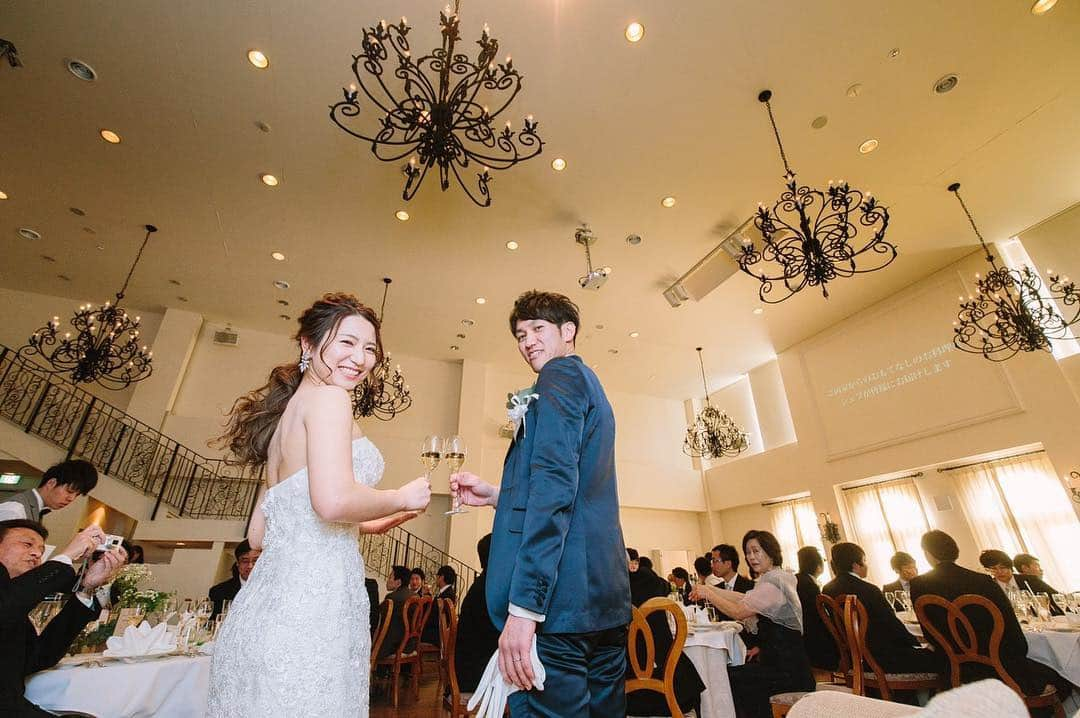 Villas des mariages TAKASAKIさんのインスタグラム写真 - (Villas des mariages TAKASAKIInstagram)「. . . パーティーが始まる瞬間 乾杯の声とともにたくさんの祝福を受けるお2人 . . #ヴィラデマリアージュ #Takasaki #感謝 #絆 #wedding #式場見学 #式場探し #群馬花嫁 #群馬結婚式 #卒花嫁 #卒花 #卒花レポ #プレ花嫁 #結婚式レポ #marry花嫁 #justmarried #2019夏婚 #2019秋婚 #全国のプレ花嫁さんと繋がりたい #写真好きな人と繋がりたい #ヴィラマリ花嫁 #ウェディングフォト #プラコレ #乾杯 #披露宴」4月5日 22時00分 - villas_des_mariages_takasaki