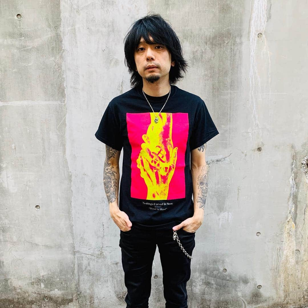 Nothing’s Carved In Stoneさんのインスタグラム写真 - (Nothing’s Carved In StoneInstagram)「【NEW GOODS】﻿﻿﻿﻿ Hand In Hand Tour 2019 Tシャツ 3,000円﻿﻿﻿ SIZE：S / M / L / XL（生形 S着用）﻿﻿﻿ ﻿﻿﻿ 来週からの"Hand In Hand Tour 2019"より販売します。チケットは発売中です。﻿﻿﻿ ﻿﻿﻿﻿ 4/9(火)名古屋DIAMOND HALL﻿﻿﻿﻿ w/ Survive Said The Prophet﻿﻿﻿﻿ ﻿﻿﻿﻿ 4/12(金)なんばHatch﻿﻿﻿﻿ w/ Ivy to Fraudulent Game﻿﻿﻿﻿ ﻿﻿﻿﻿ 4/17(水)Zepp Tokyo﻿﻿﻿﻿ w/ Dizzy Sunfist﻿﻿﻿﻿ ﻿﻿﻿ ・全公演共通﻿﻿﻿﻿ OPEN 18:00 / START 19:00﻿﻿﻿﻿ ﻿﻿﻿﻿ 〈チケット〉﻿﻿﻿﻿ 前売り：4,300円（ドリンク代別）﻿﻿﻿﻿ ﻿ ※初出時に裏側のゲストバンドの出演会場が異なる写真が掲載されましたが、販売物は修正されております。混乱を招いたことをお詫び申し上げます。﻿ ﻿ #nothingscarvedinstone #ナッシングス #ncis #handinhandtour」4月5日 20時32分 - nothingscarvedinstone