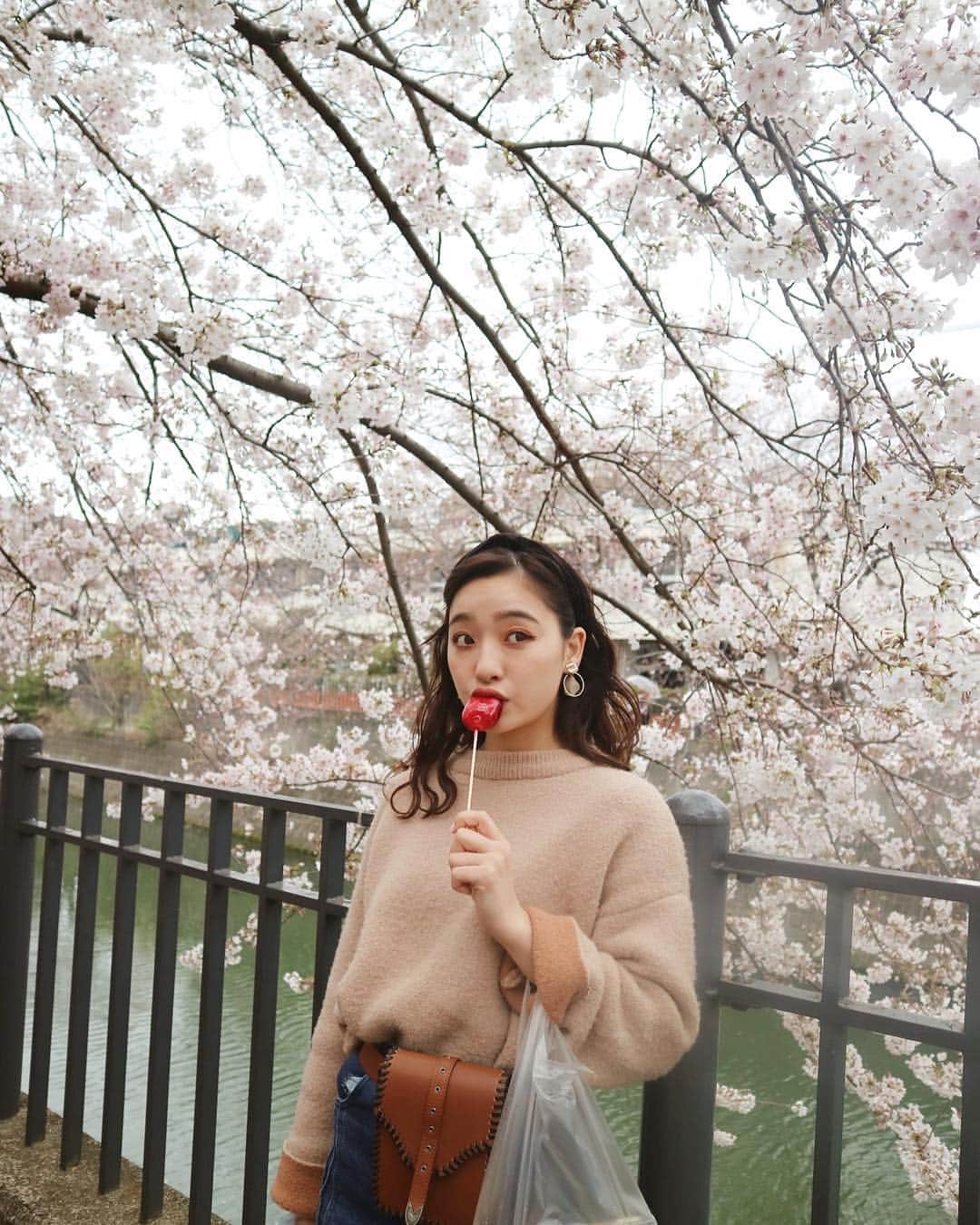 大和屋穂香（ほのちぃ）さんのインスタグラム写真 - (大和屋穂香（ほのちぃ）Instagram)「・ 今年はちゃんと昼間にも夜にも お花見できた🌸🌸🌸 そしていっつもいちご飴食べてる私。笑 ・ #ほのクローゼット #花見 #いちご飴」4月5日 20時32分 - honochii0919