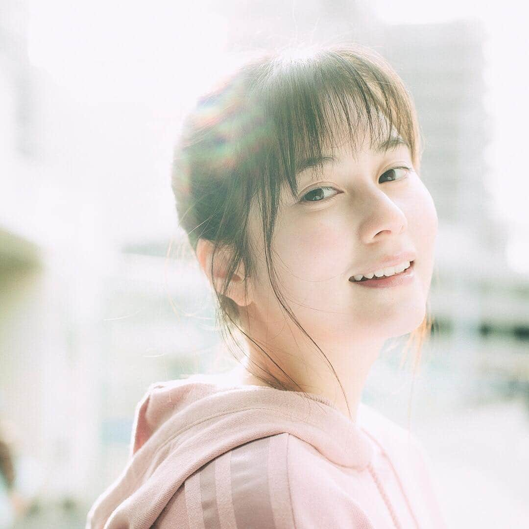 大久保桜子さんのインスタグラム写真 - (大久保桜子Instagram)「ビフェスタ ブライトアップ洗顔の広告に出演させて頂きました。  初めてのフルメイクと素顔(ON/OFF)の撮影は自分の新たな一面も知ることができ、とても楽しかったです📸 4月に入り環境も変化し続ける中、 自分らしくこれからも頑張ります。 ☟アザーカットも載っているので是非☟ https://www.bifesta.jp/on_off/ #ビフェスタ #mandom #ブライトアップ洗顔 #MARCO #PR」4月5日 20時26分 - sakurako.official