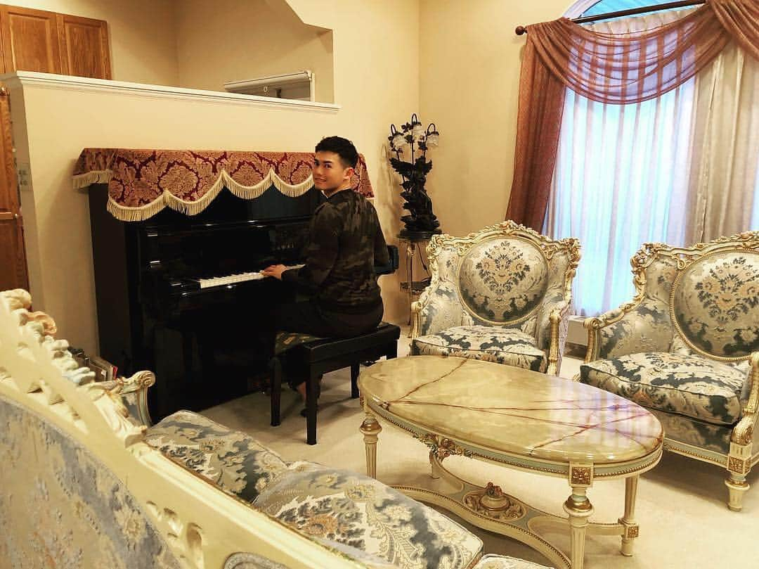 柴田嶺のインスタグラム：「Always good to be home😚 ✨✨✨ I haven’t played piano so long❗️❗️❗️ #home#parents#piano#relaxing」