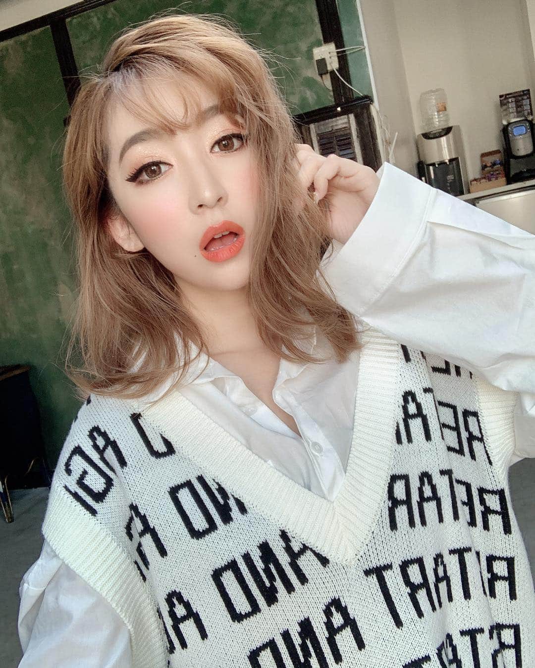 のインスタグラム：「日本ただいまー😆✨ ・ 今日発売の @bloomin_official ベストがめっちゃ可愛いくてお気に入りすぎる💗 ・ そしてトロピカルセットアップの新色を作ってみたものの、どっちも可愛すぎて自分で悩む。笑 ・ ストーリーのアンケートありがとうございます💗皆さんの意見を参考に考えさせてもらいます✨✨✨ ・ ・ #fashion#bloomin#makeup #hairstyle#日本#ただいま #アンケート#ありがとう#大好き」